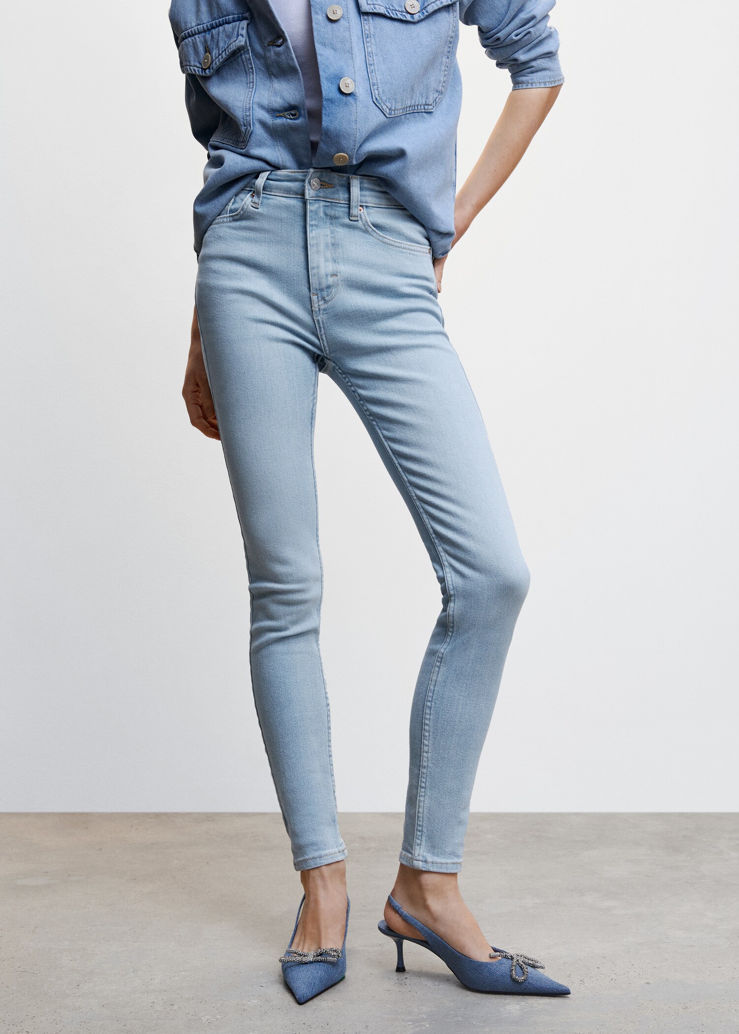 Jeans skinny tiro alto  - Plano medio