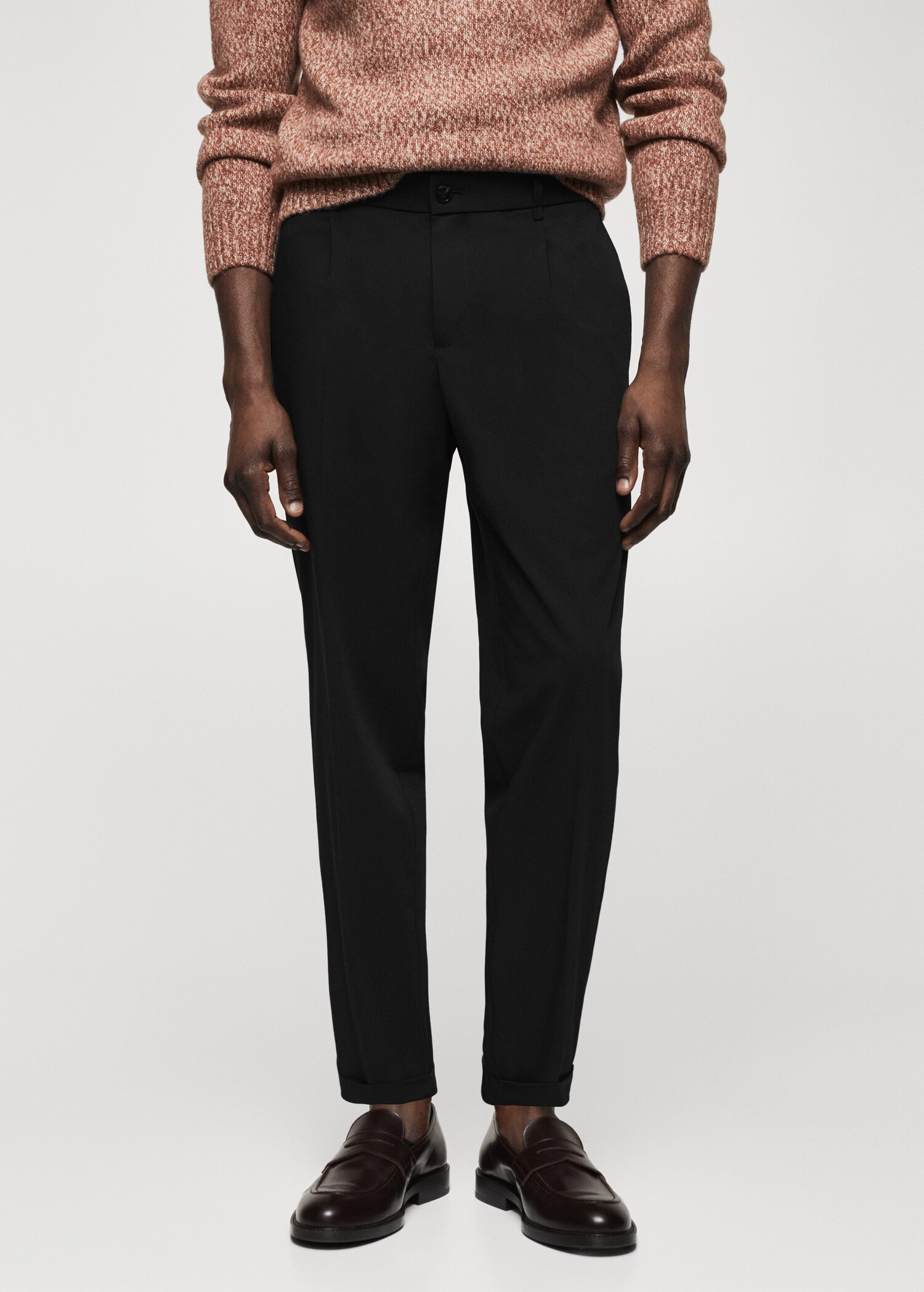 Pantalón slim fit pinzas - Plano medio