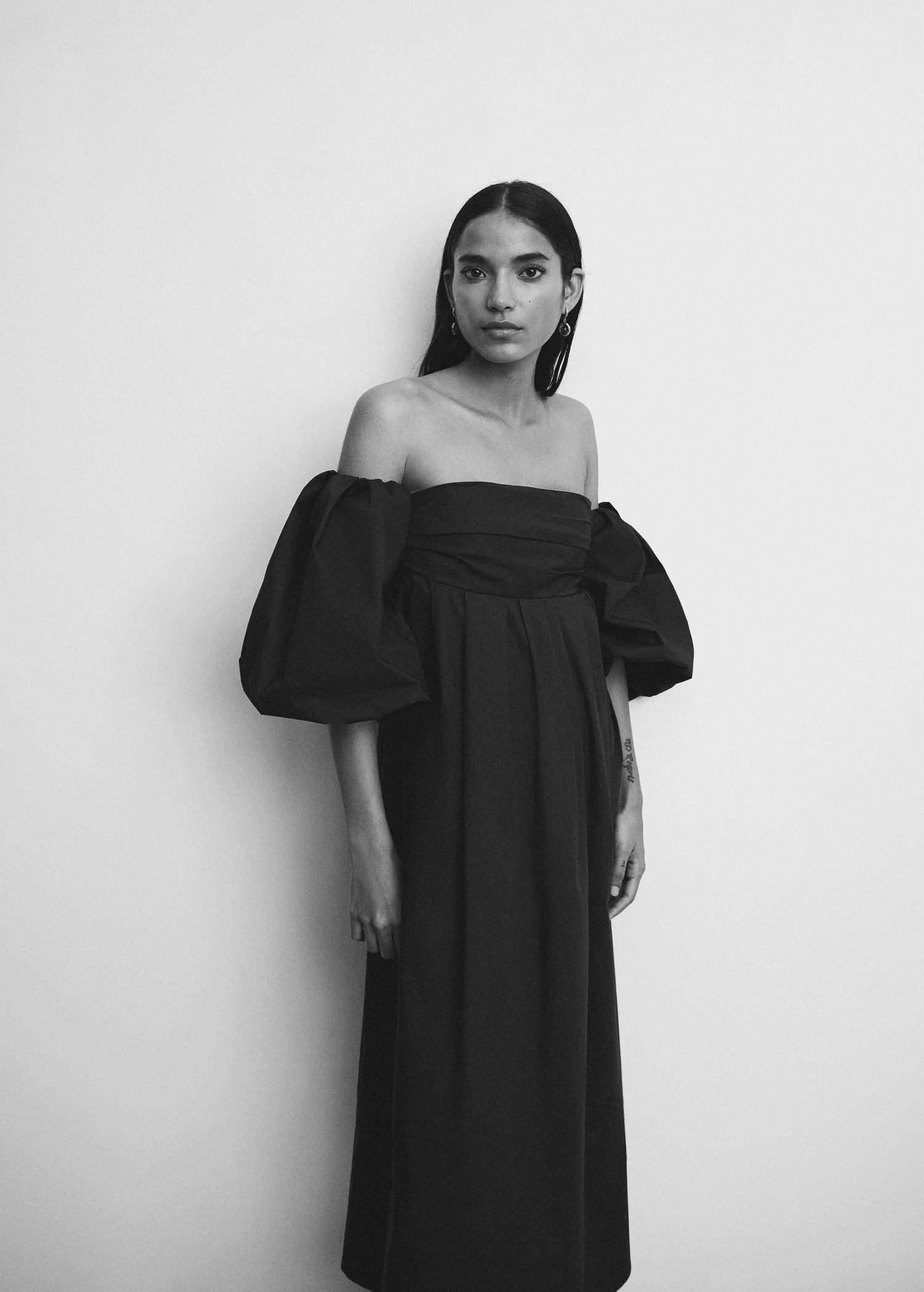 Vestido midi manga abullonada MANGO Perú