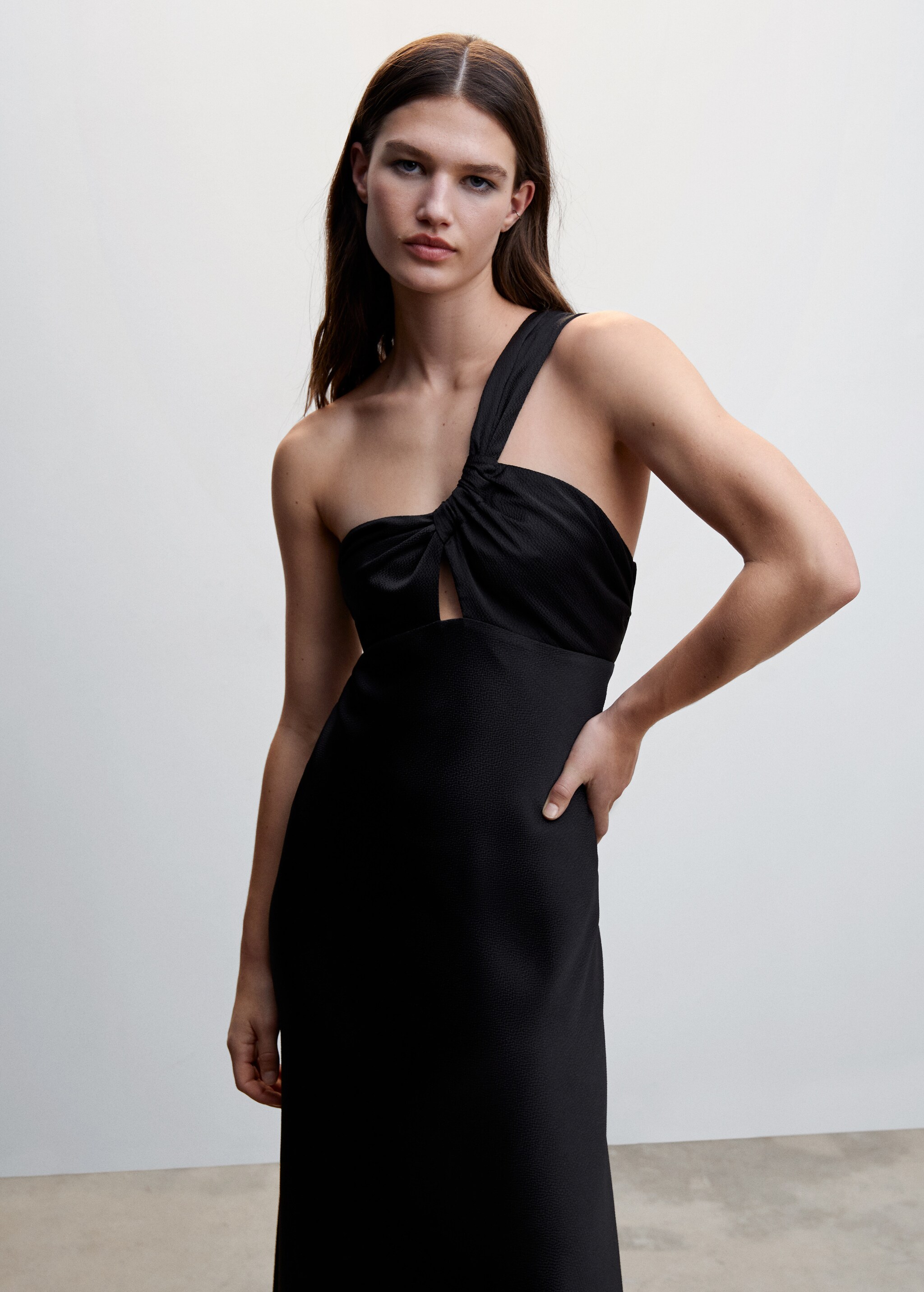 Φόρεμα μαύρο σατέν ασύμμετρο - Μεσαίο πλάνο