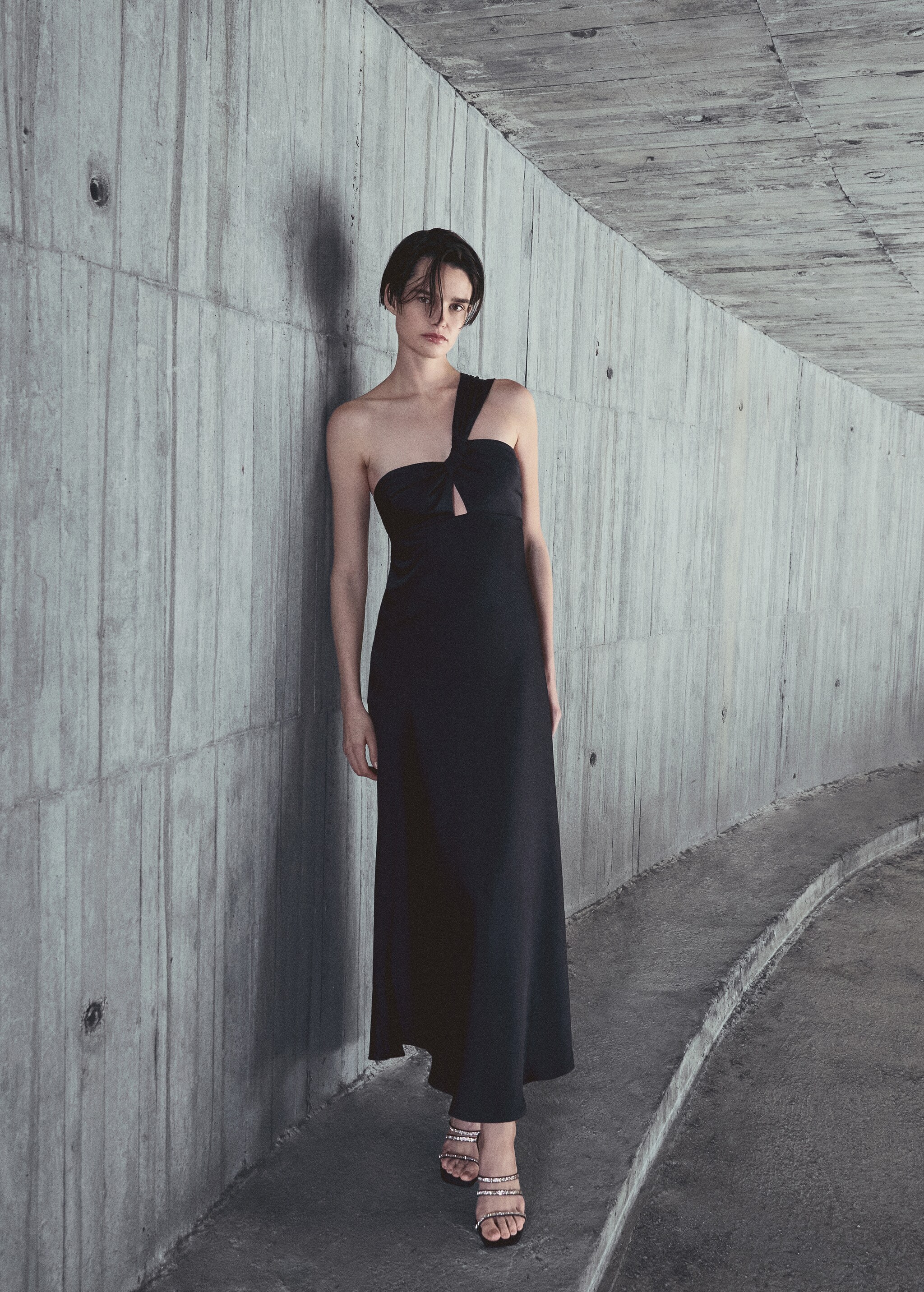 Φόρεμα μαύρο σατέν ασύμμετρο - Λεπτομέρεια του προϊόντος 6