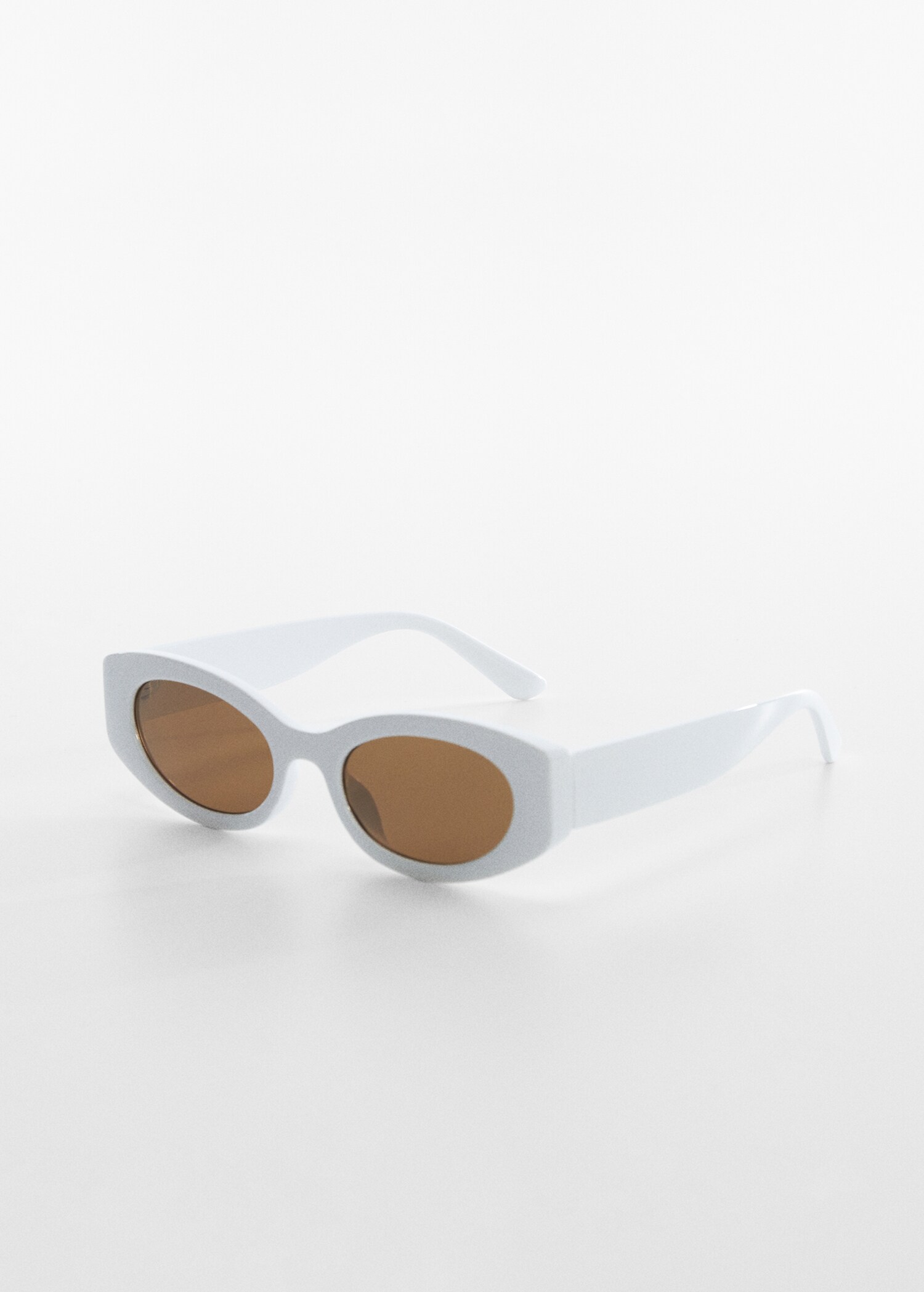 Gafas de sol ovaladas - Plano medio