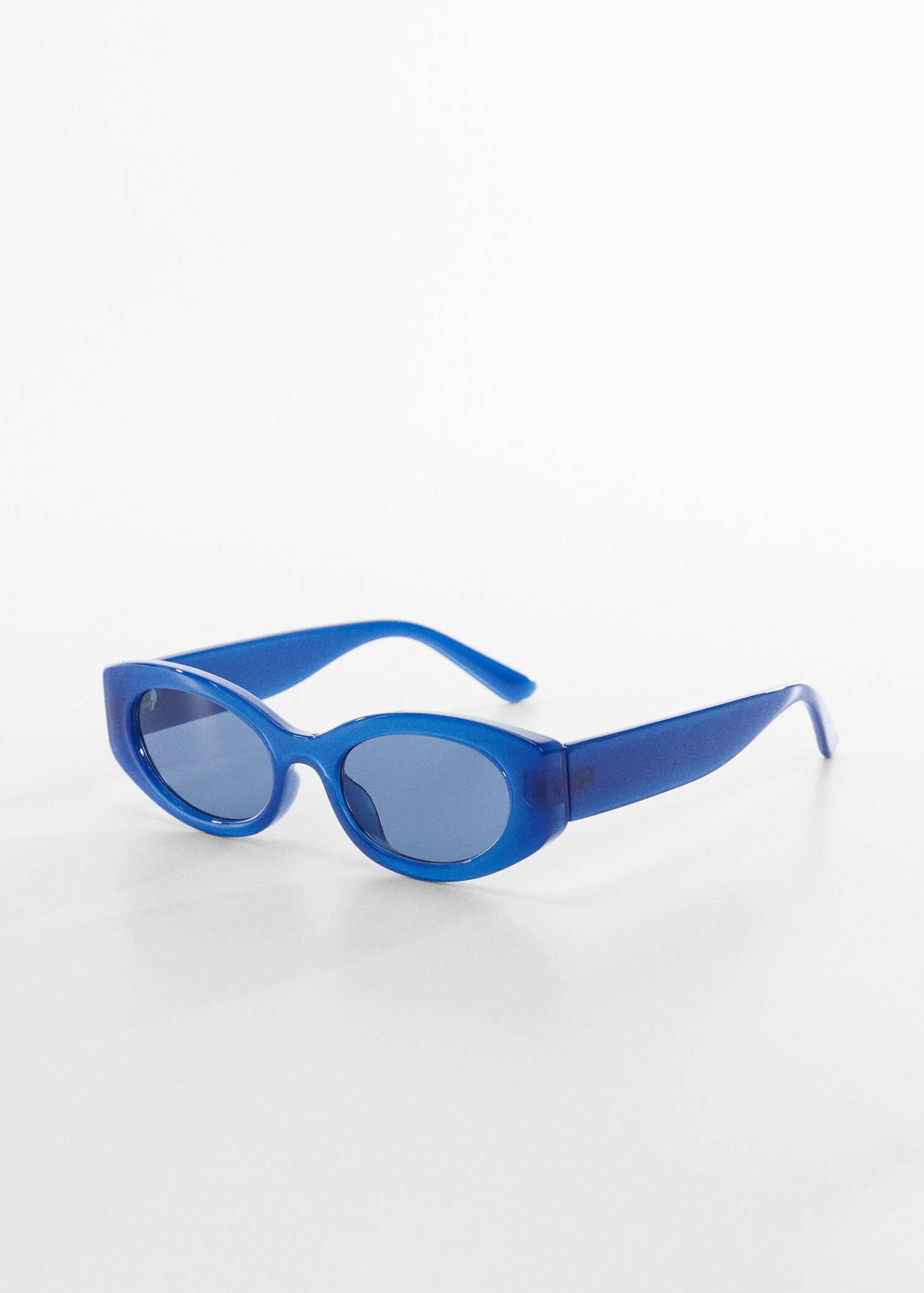 Lunettes de soleil ovales - Plan moyen