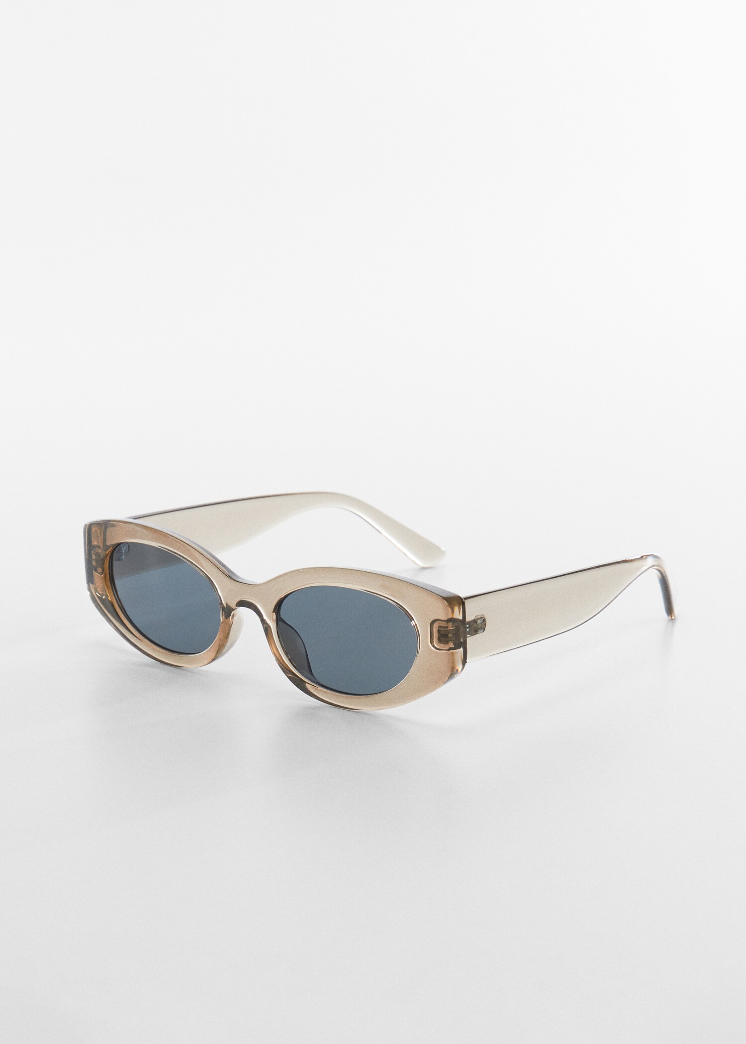 Lunettes de soleil ovales - Plan moyen