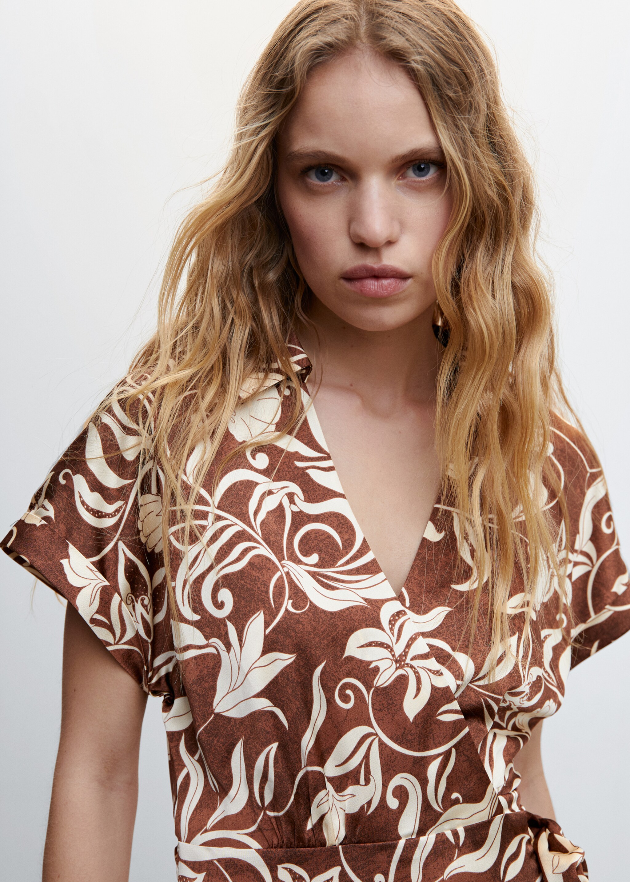 Print wrap dress - Details of the article 1, Brown. Ref: 47017118-00.