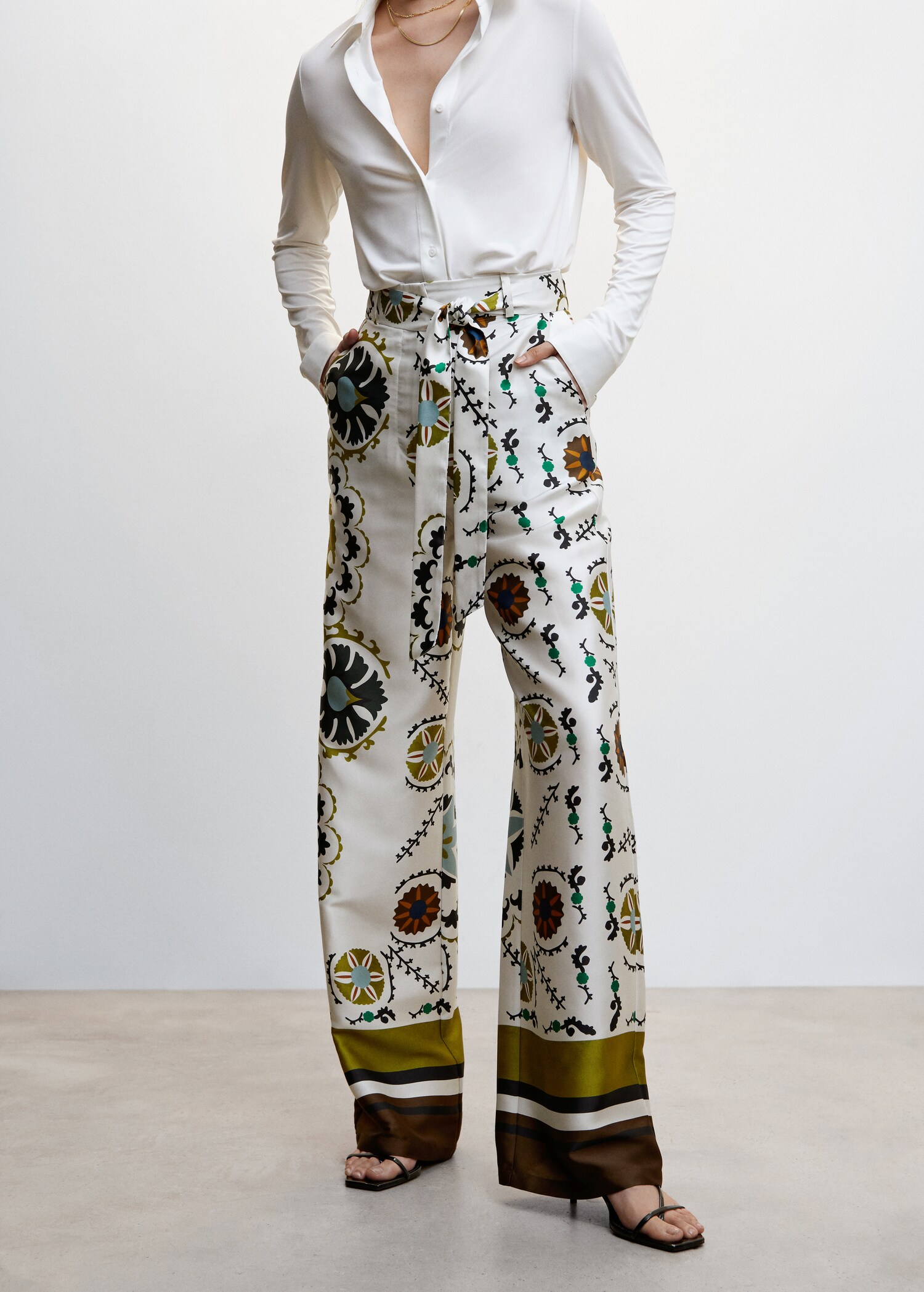 Pantalón satinado estampado - Plano medio