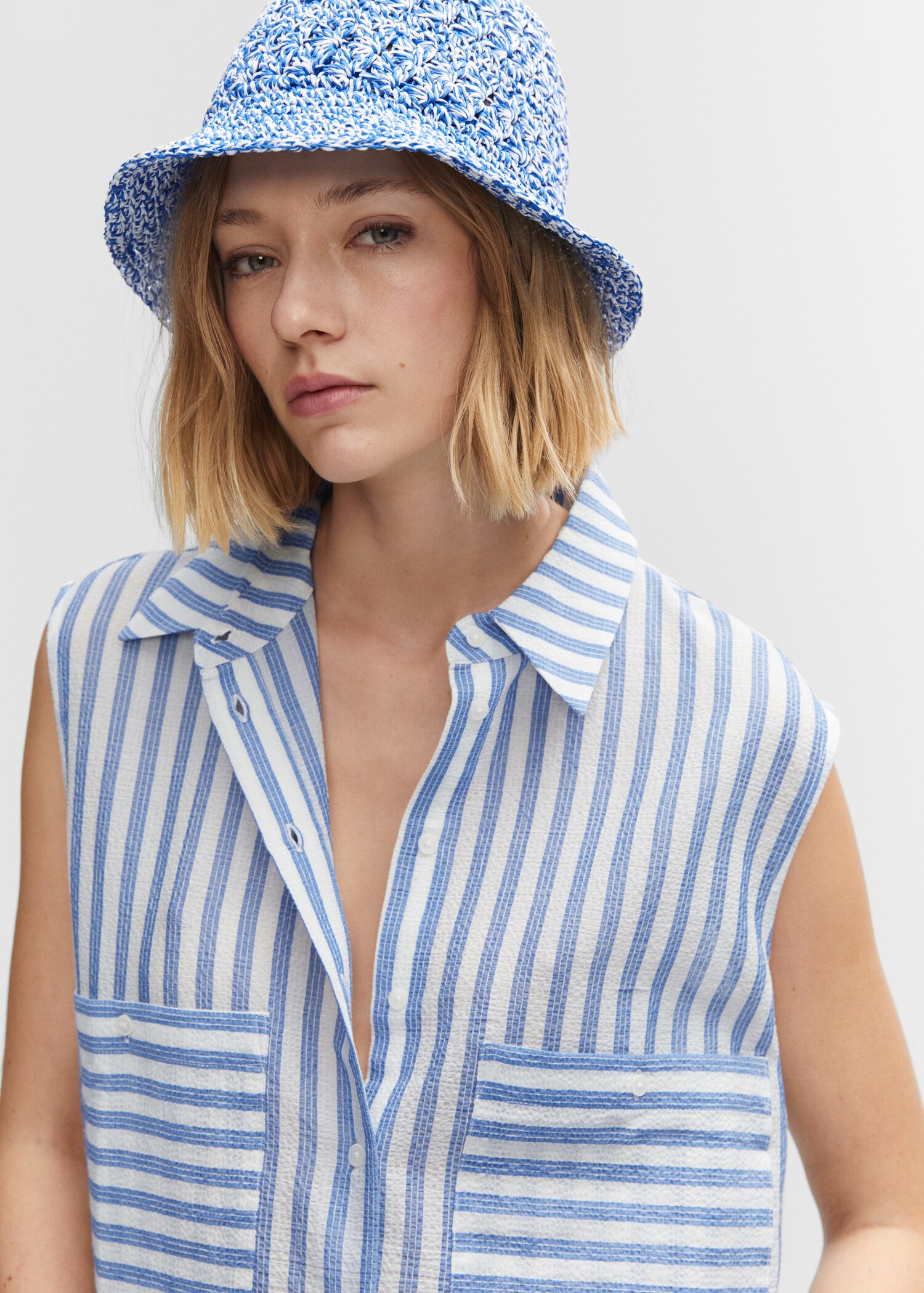 Sleeveless printed shirt - Details of the article 1