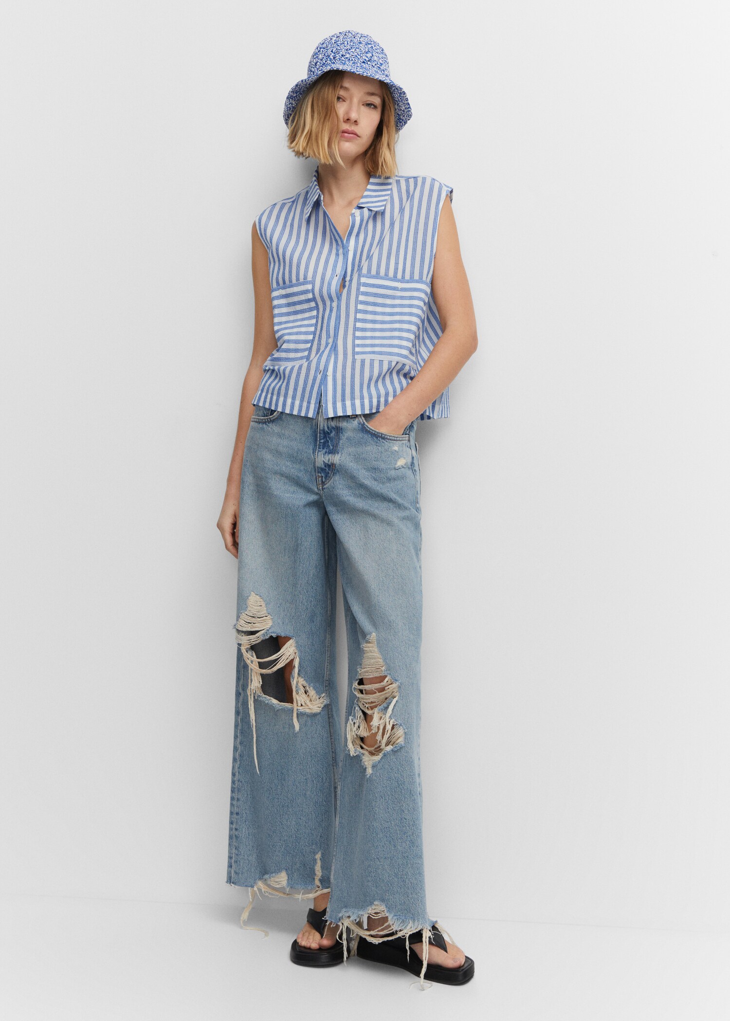 Sleeveless printed shirt - Details of the article 2