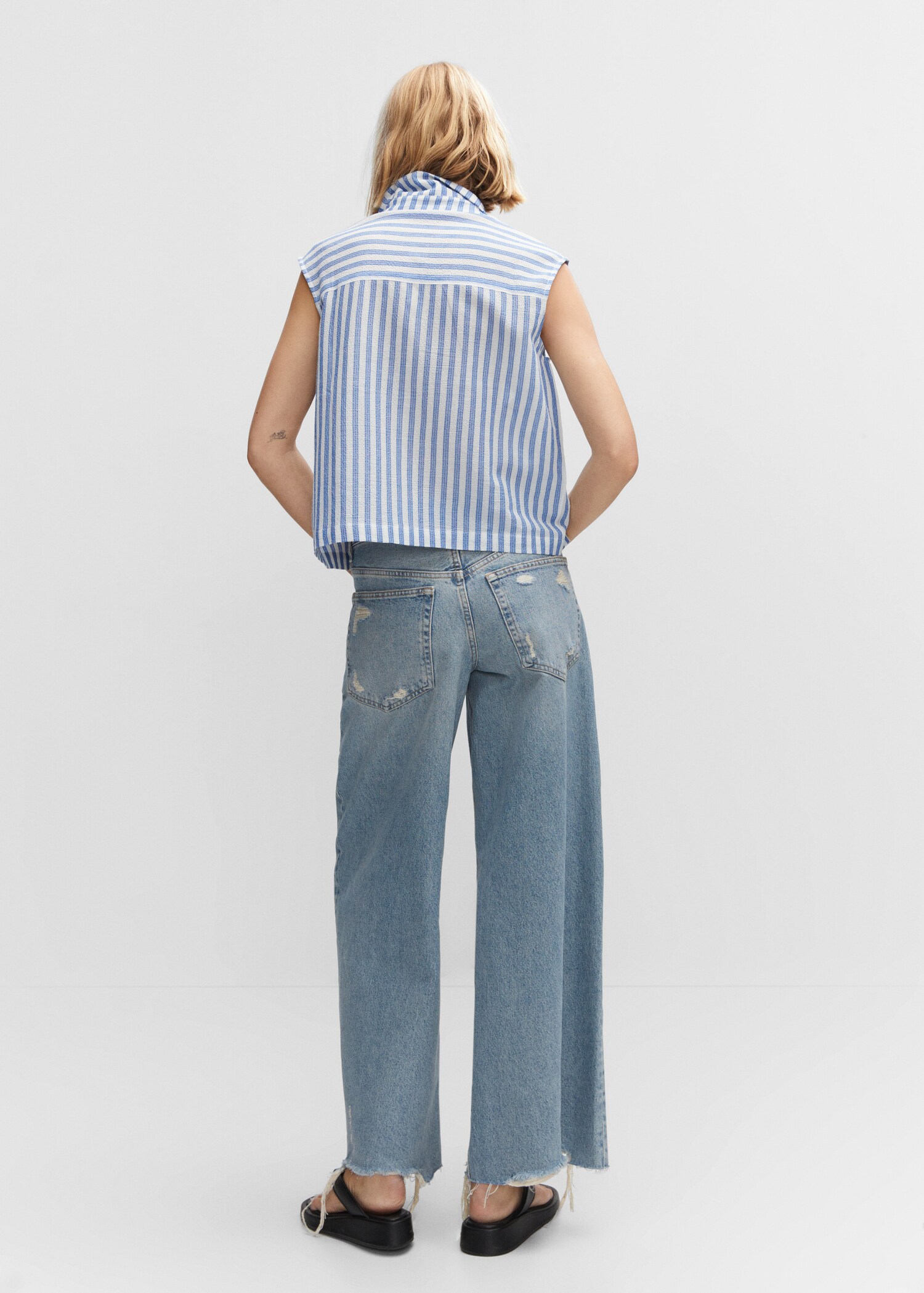 Sleeveless printed shirt - Reverse of the article