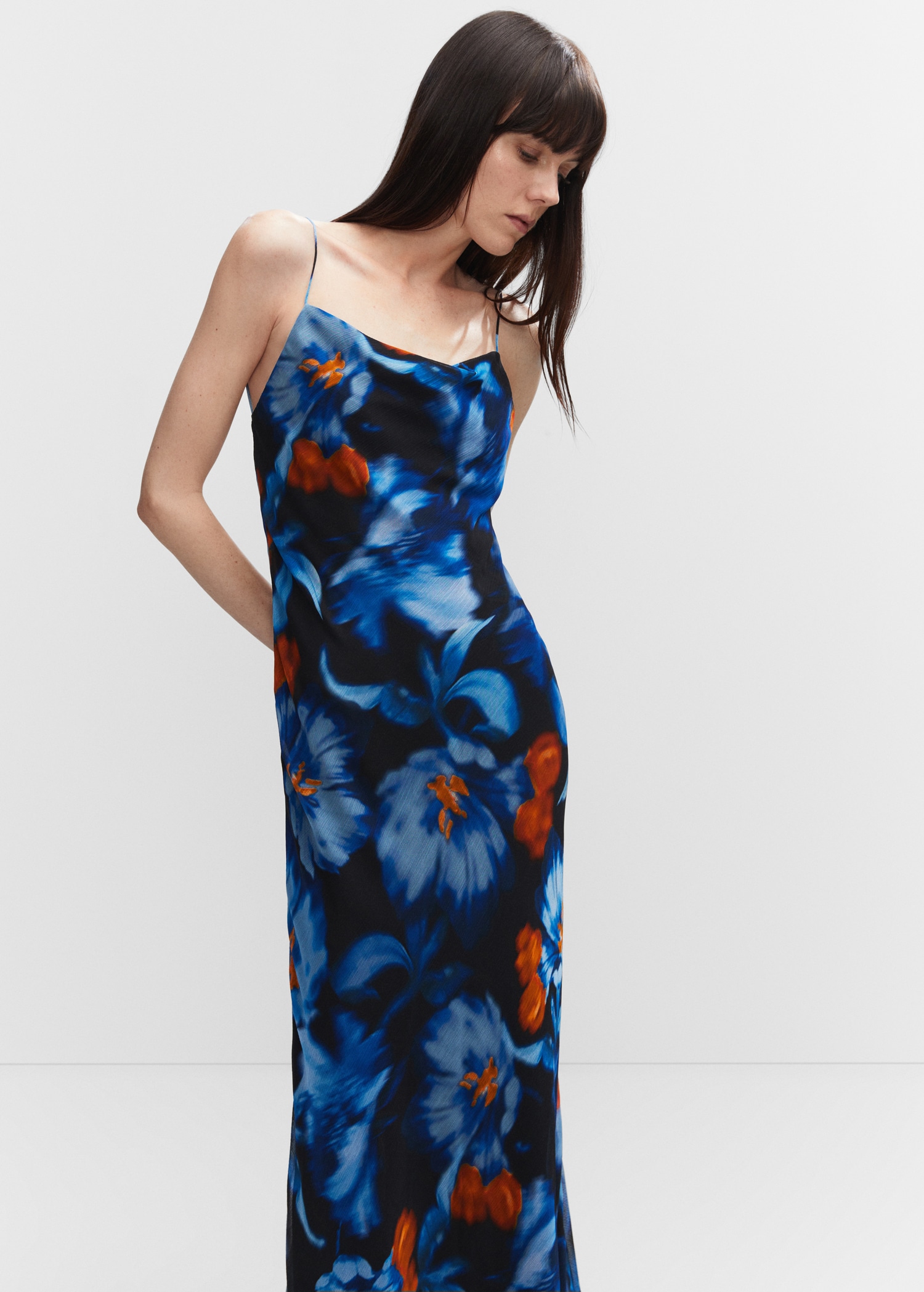 Vestido de gaze às flores - Plano médio