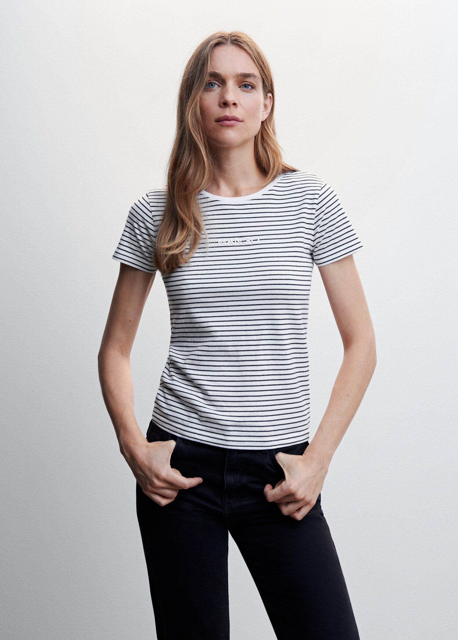 Camiseta rayas logo - Plano medio