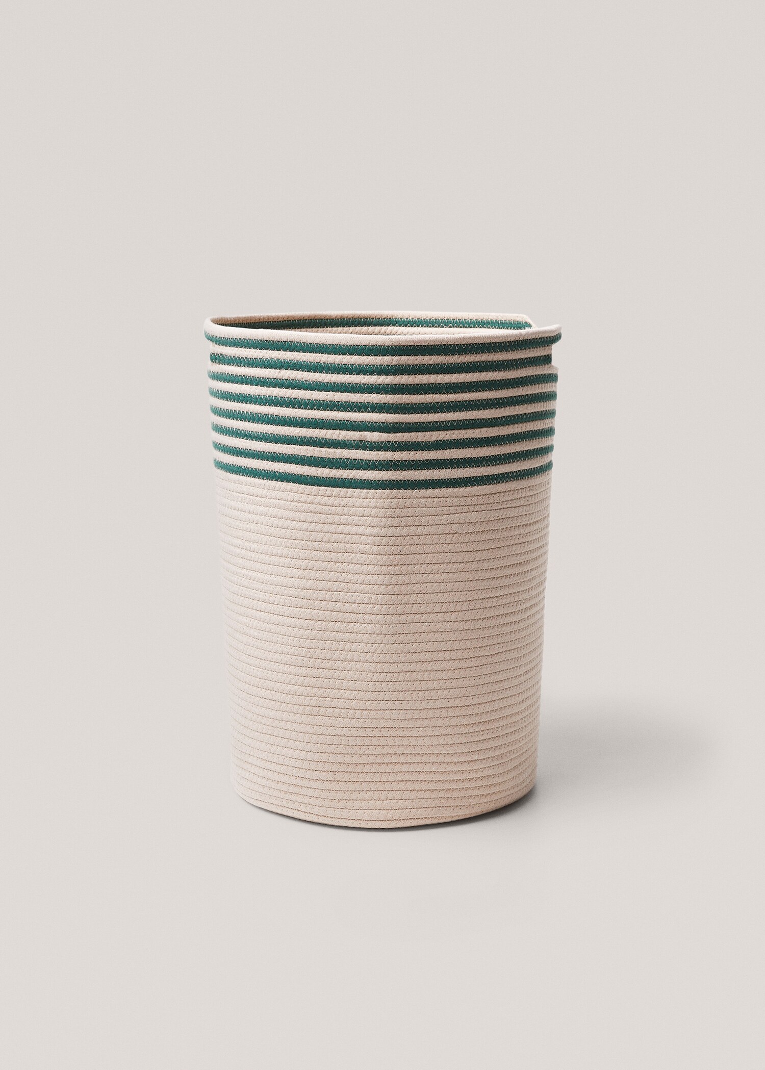 Basket with white handle  - Article without model