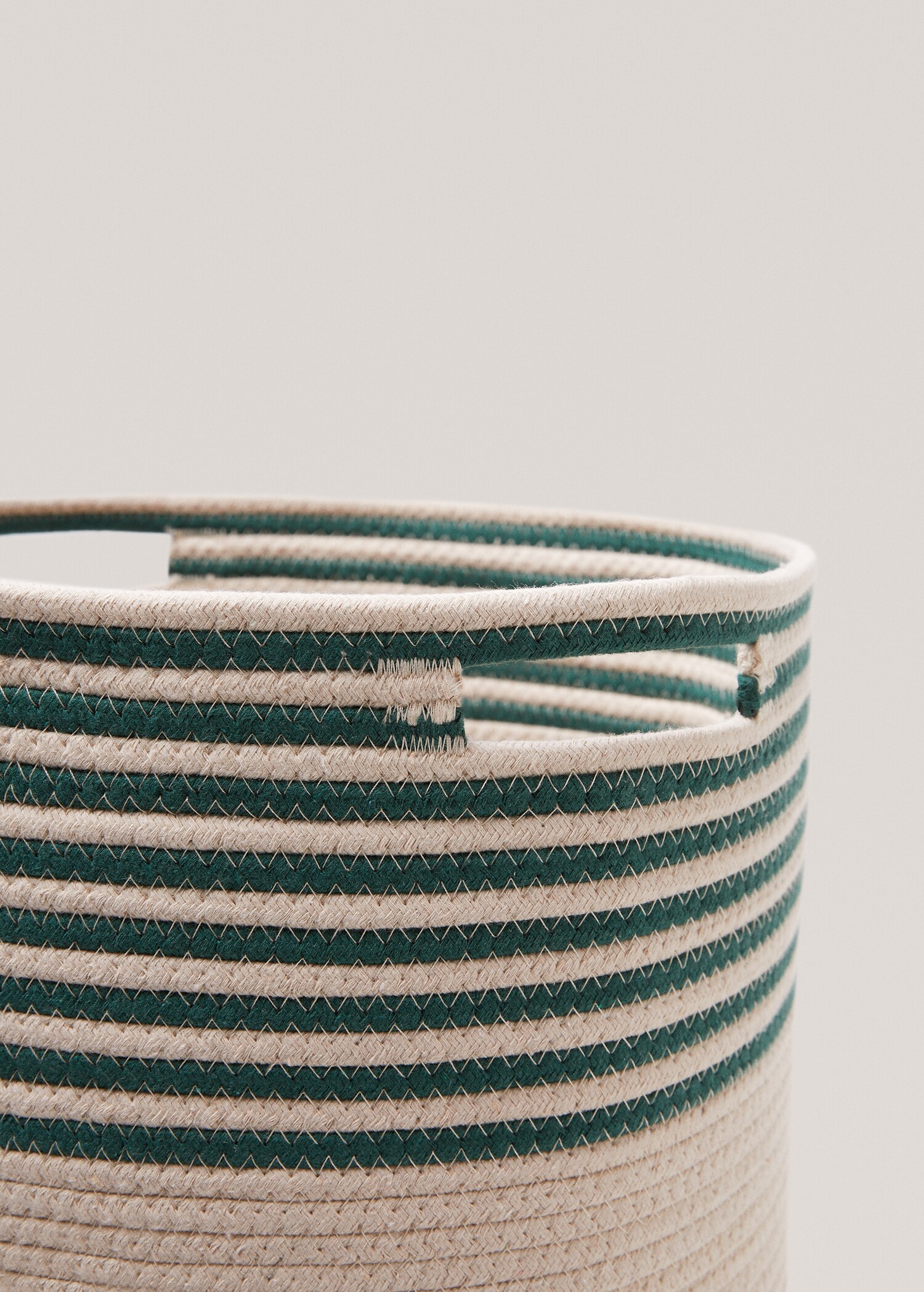 Basket with white handle  - Details of the article 5