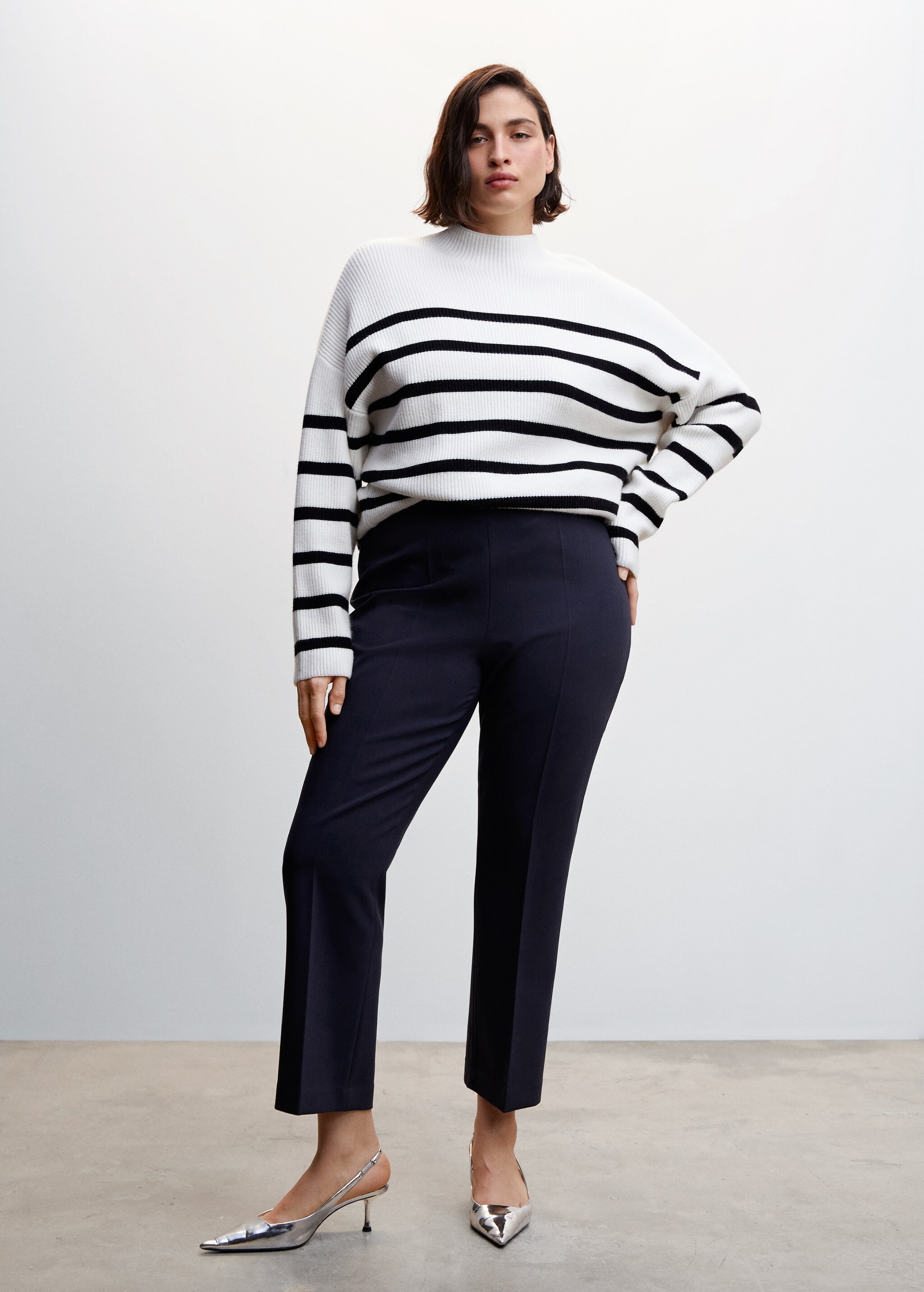 Straight-cut crop trousers - Details of the article 3
