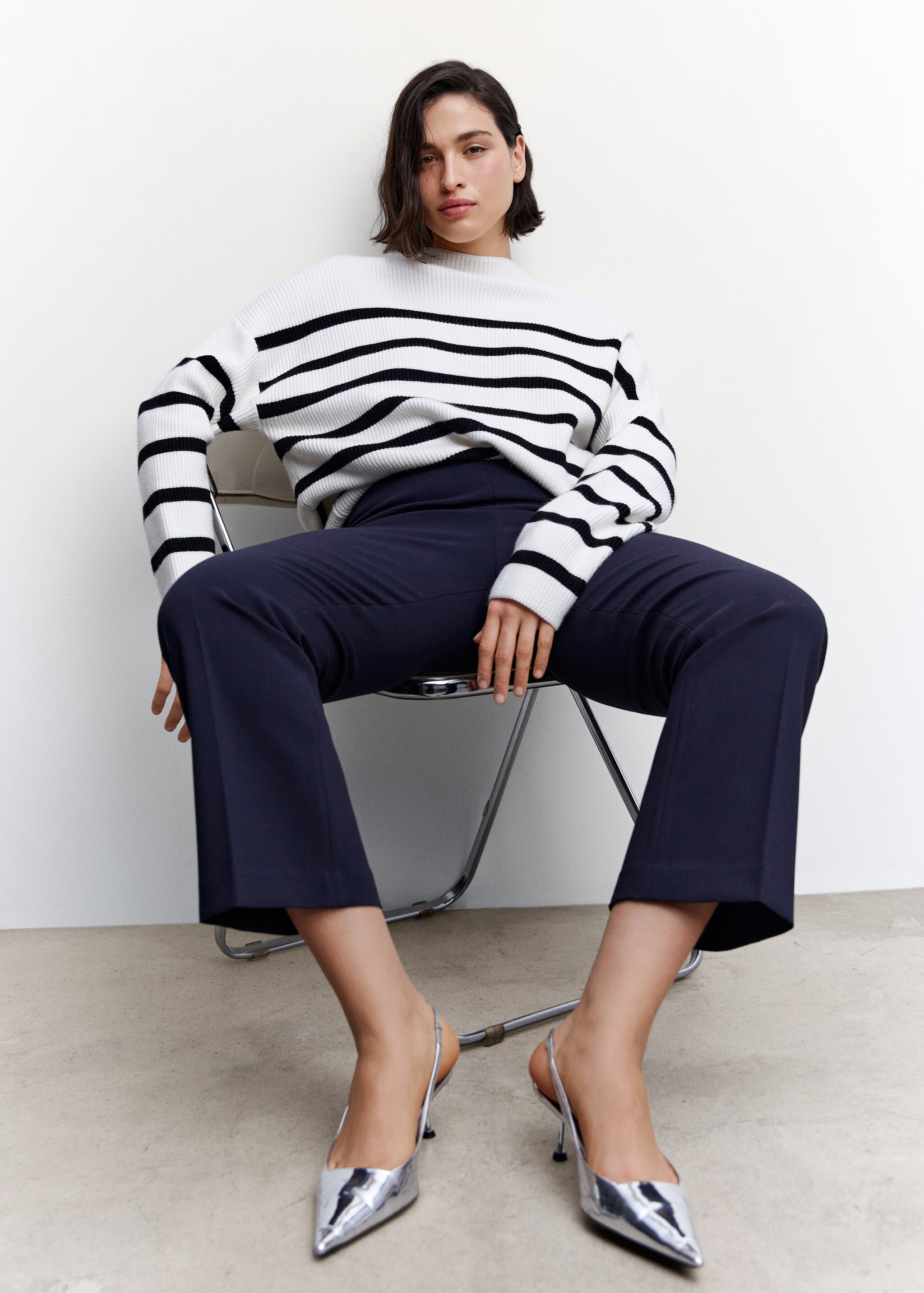 Straight-cut crop trousers - Details of the article 4