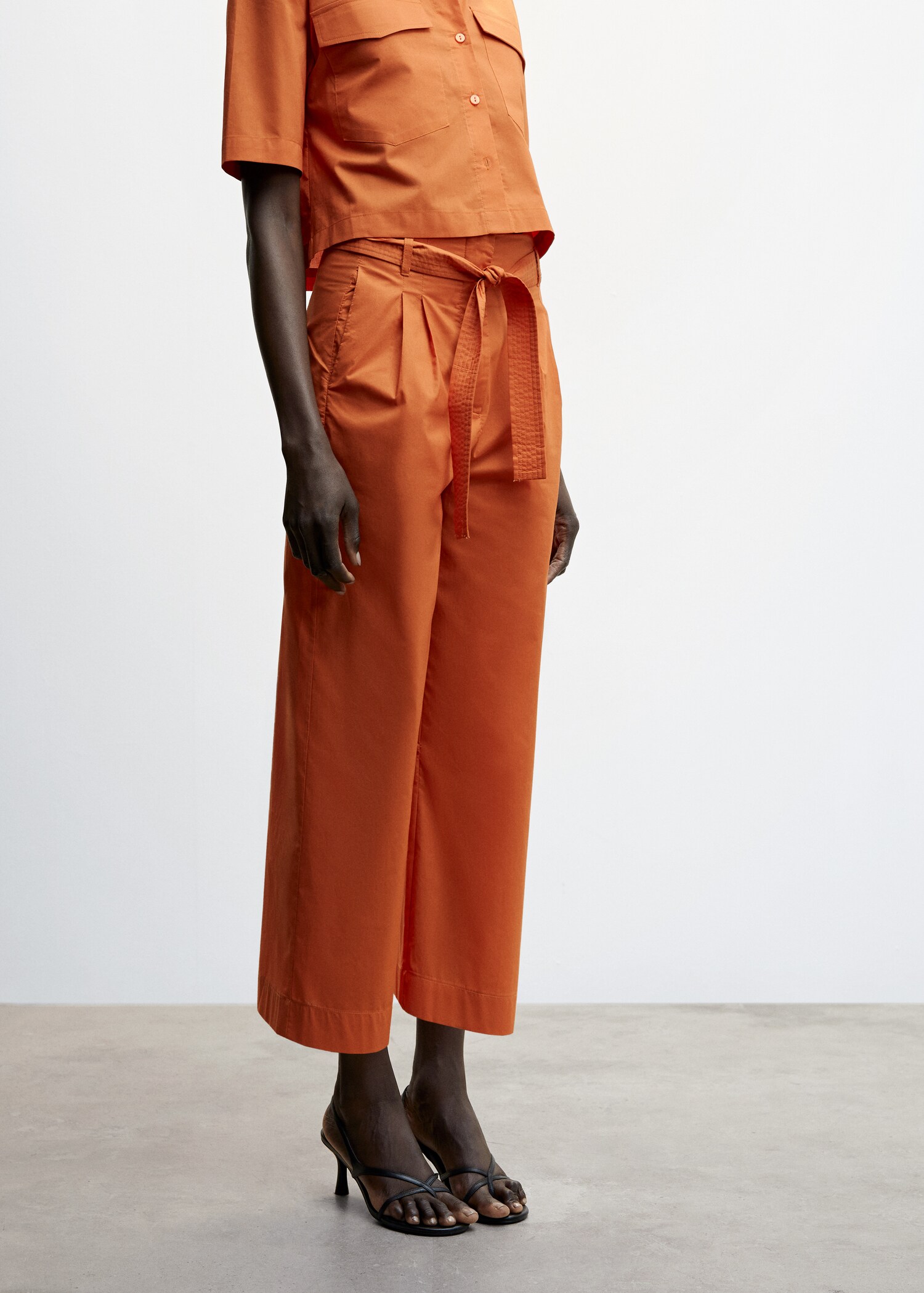 Pantalón culotte pinzas - Plano medio