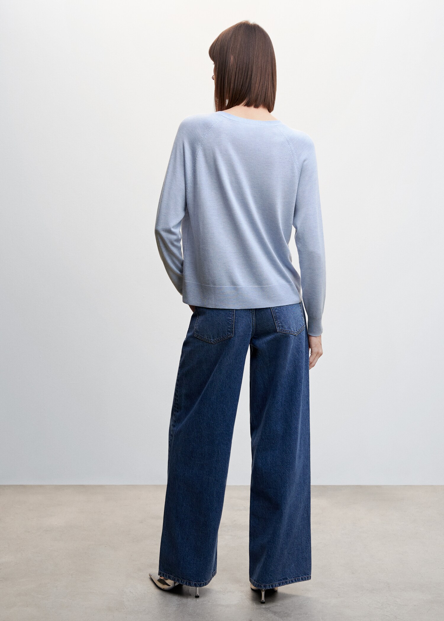Fine-knit V-neck sweater - Reverse of the article