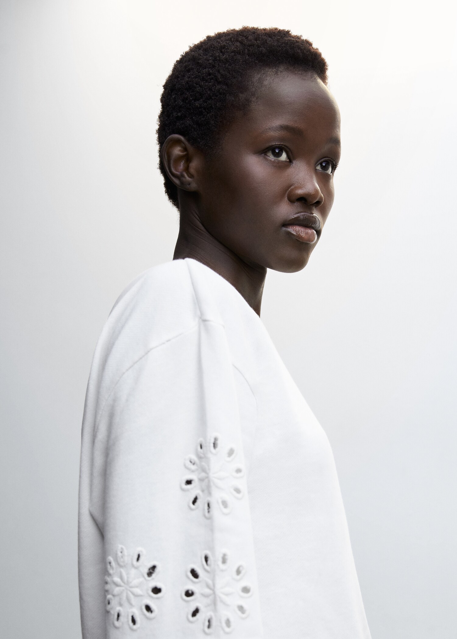 Sweatshirt with die-cut sleeves - Details of the article 1