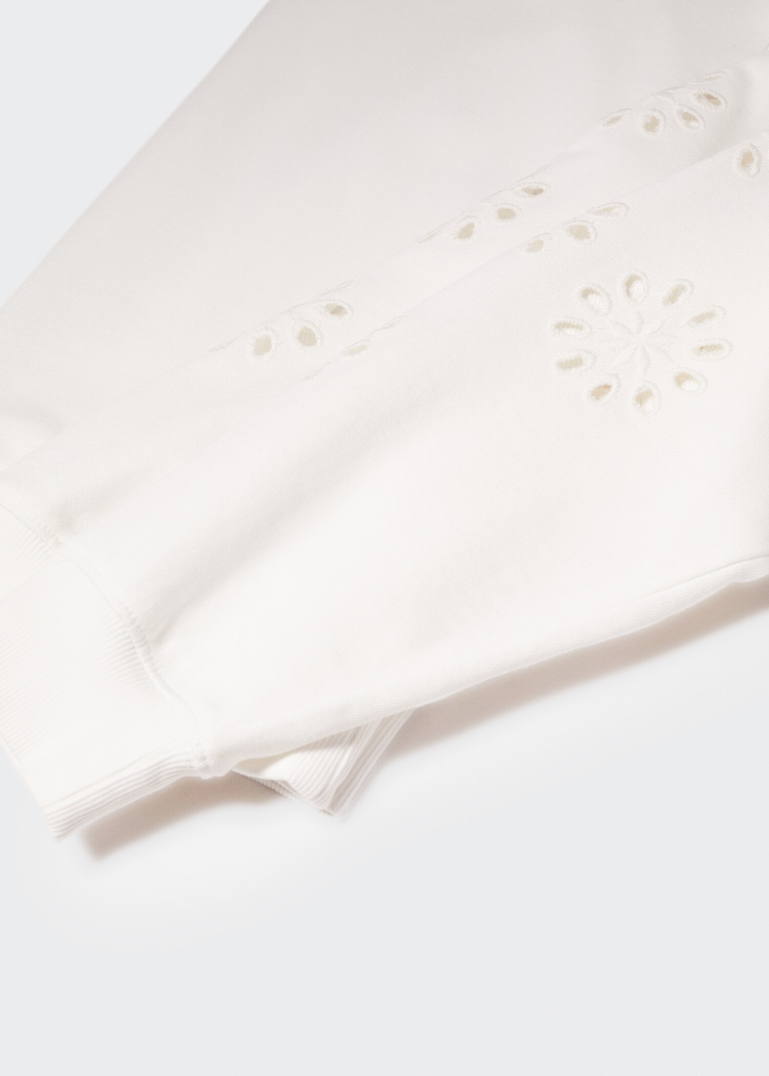 Sweatshirt with die-cut sleeves - Details of the article 8