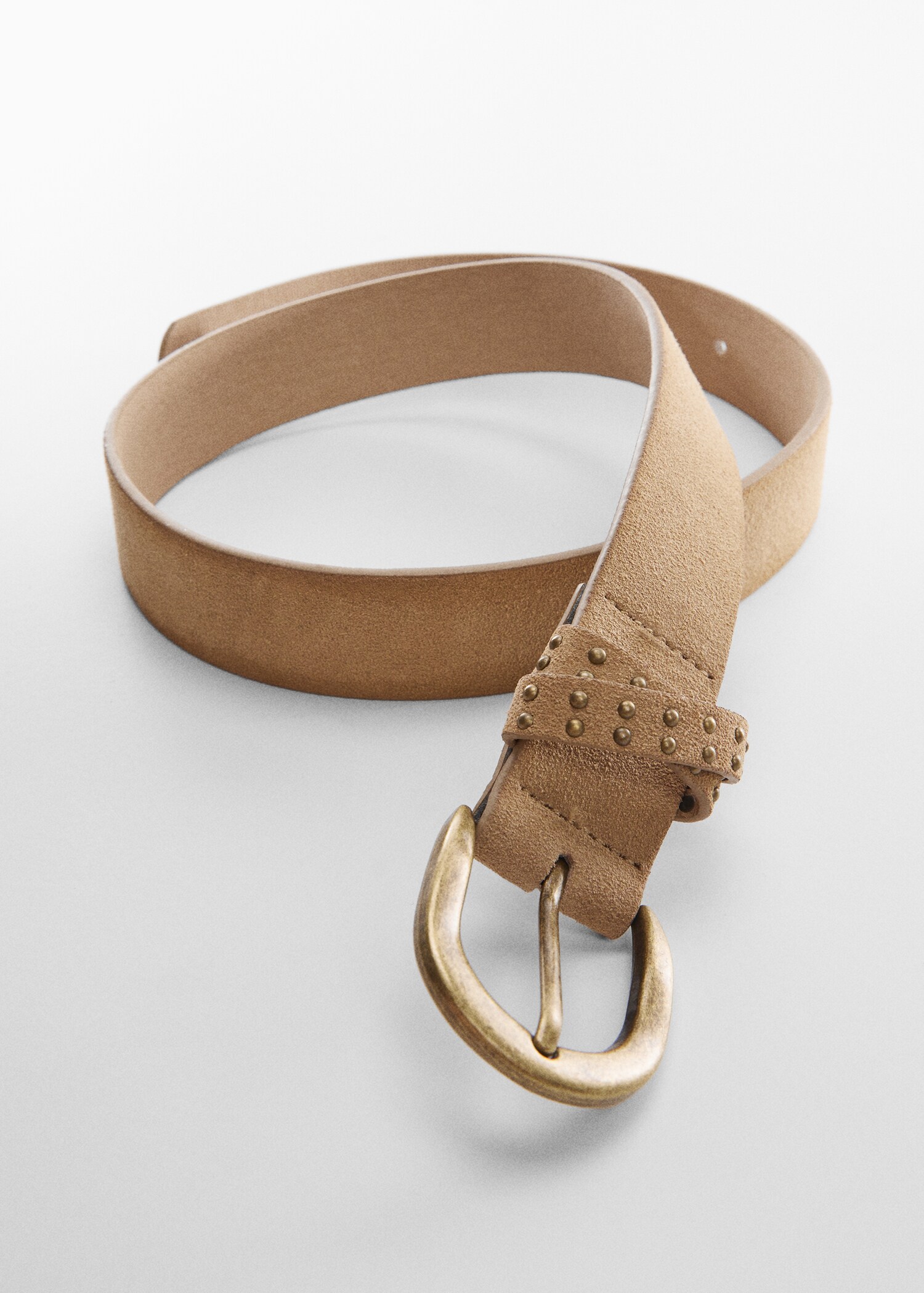 Ceinture en cuir à clous - Plan moyen