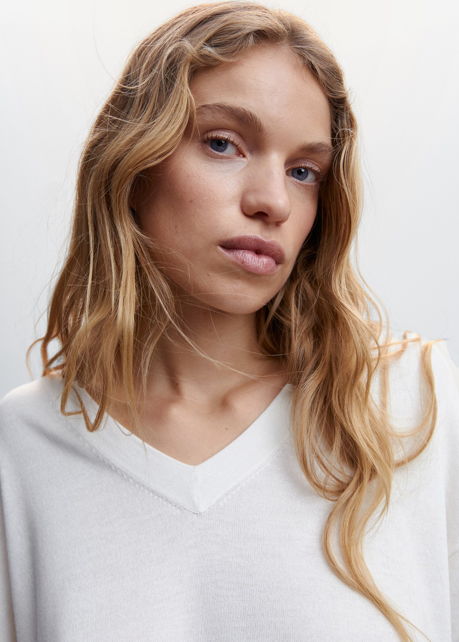 V-neck pullover with slits - Details of the article 1