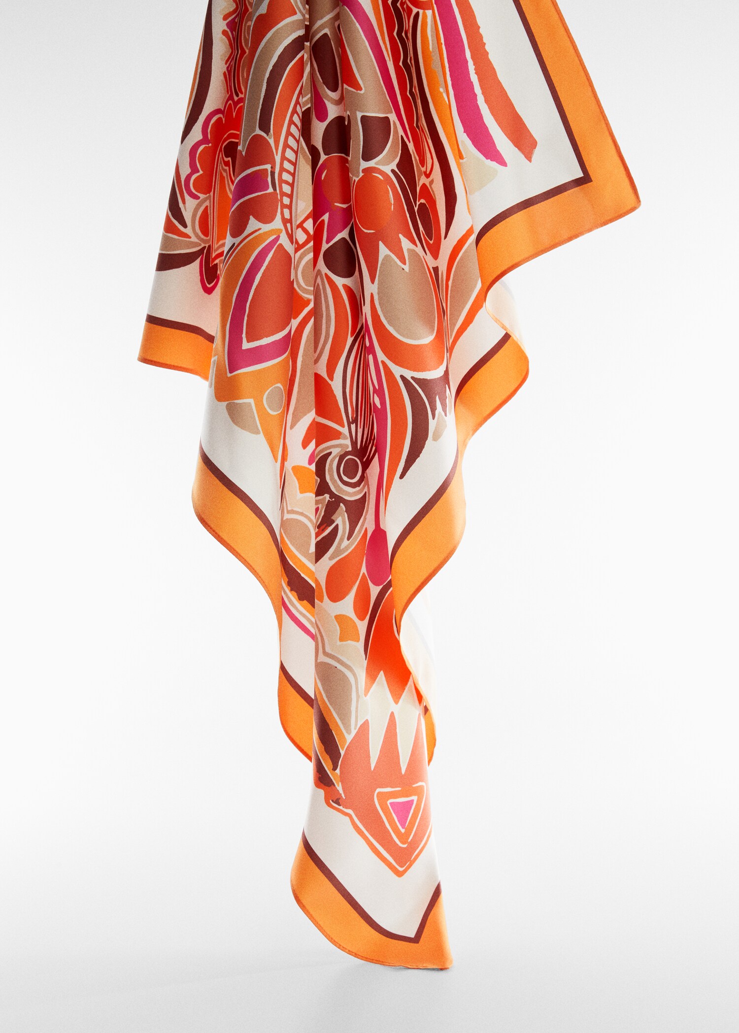 Foulard satiné imprimé - Plan moyen