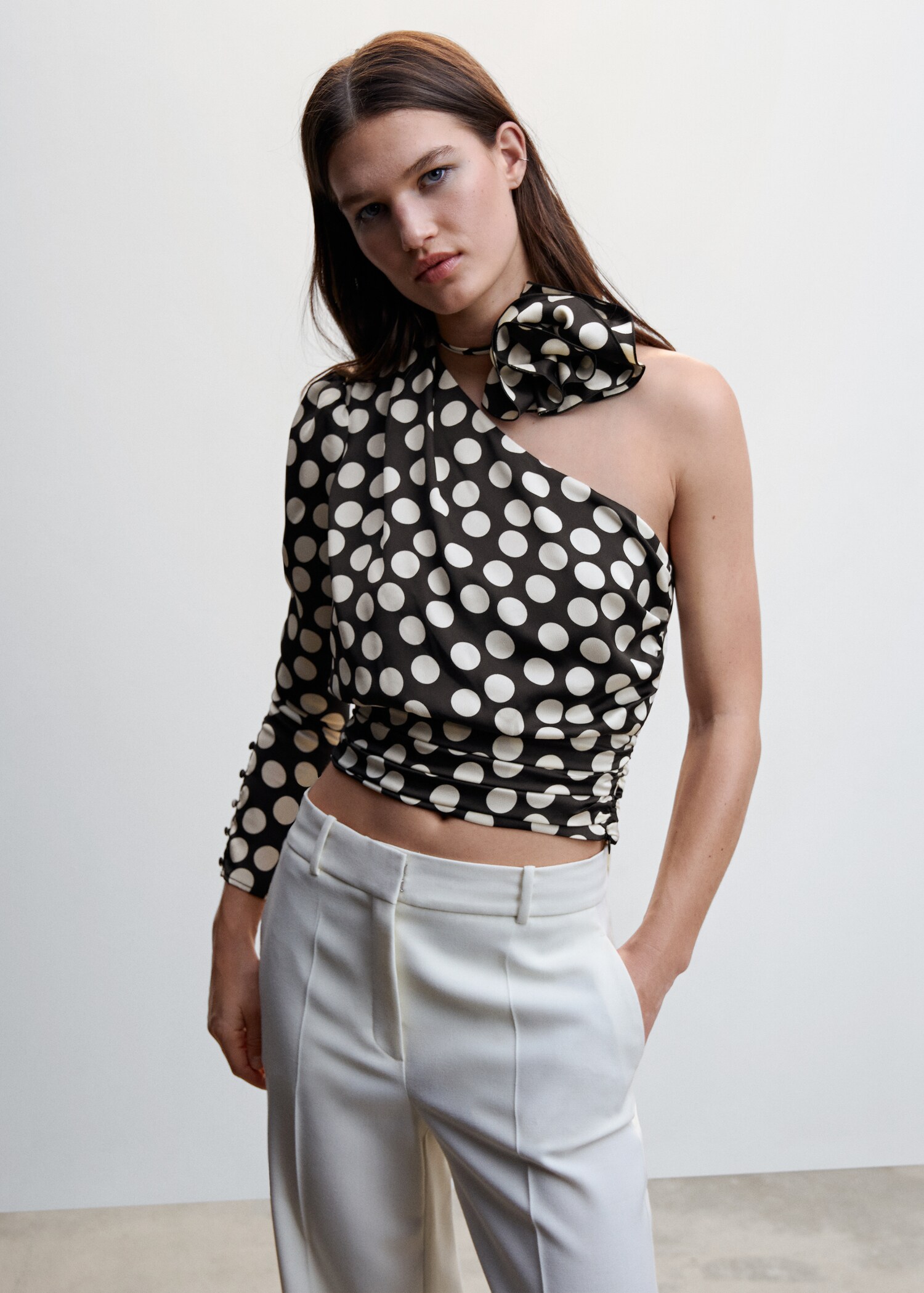 Blusa lunares aplique flor - Plano medio