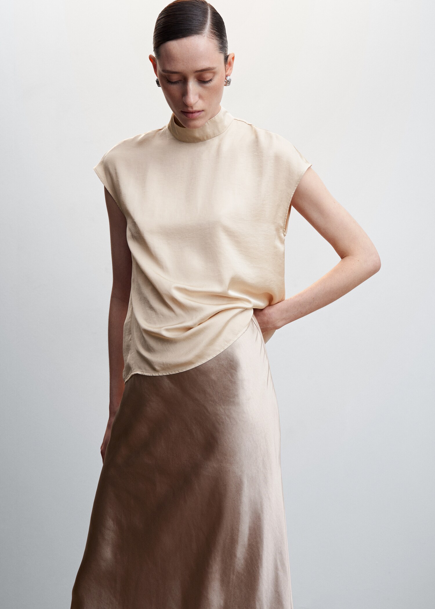 Blusa satinada cuello alto - Plano medio