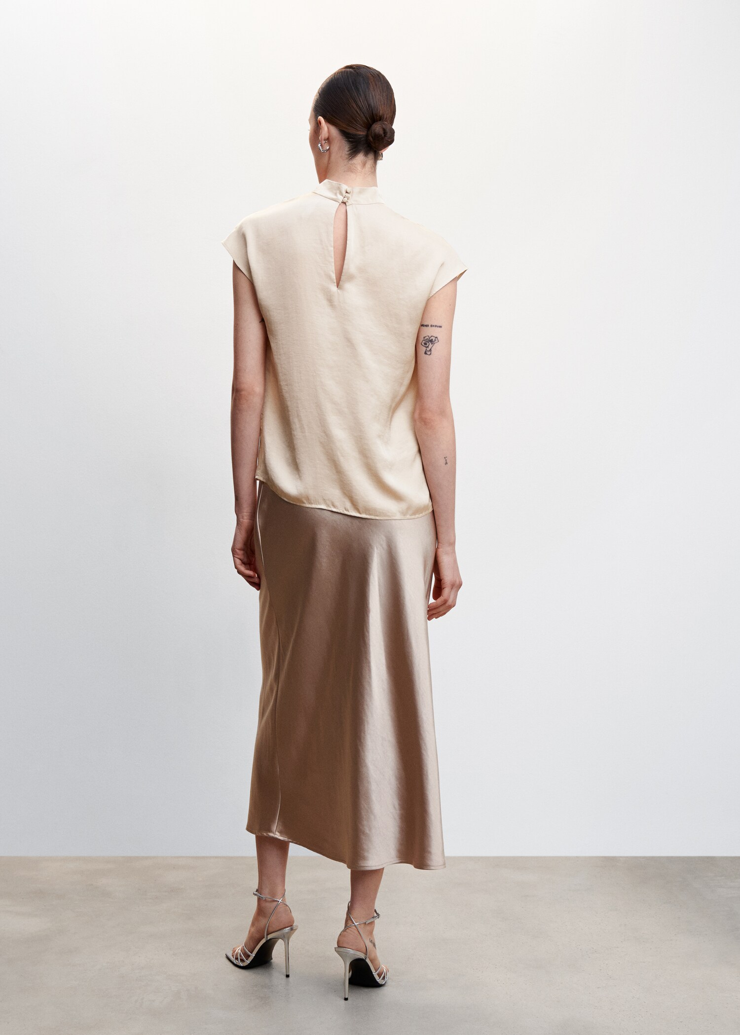 Blusa satinada cuello alto - Reverso del artículo