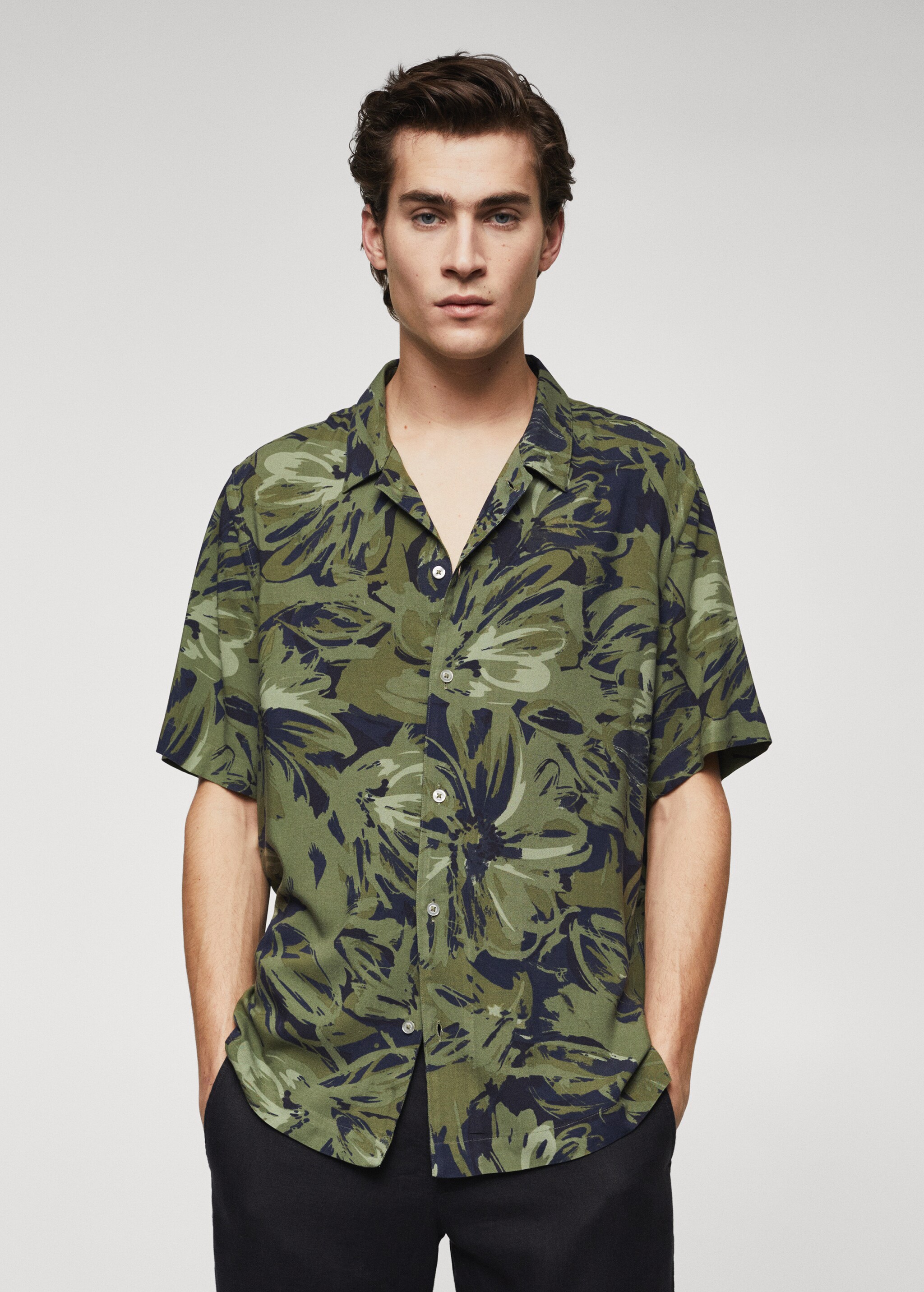 Koszula regular fit z tropikalnym wzorem - Plan średni