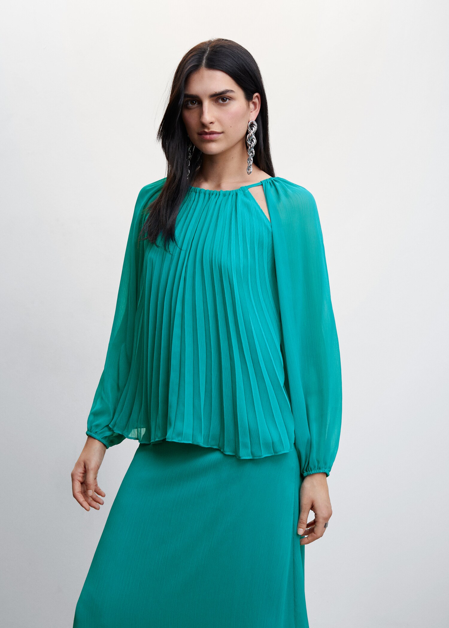 Blusa plisada abertura hombros - Plano medio