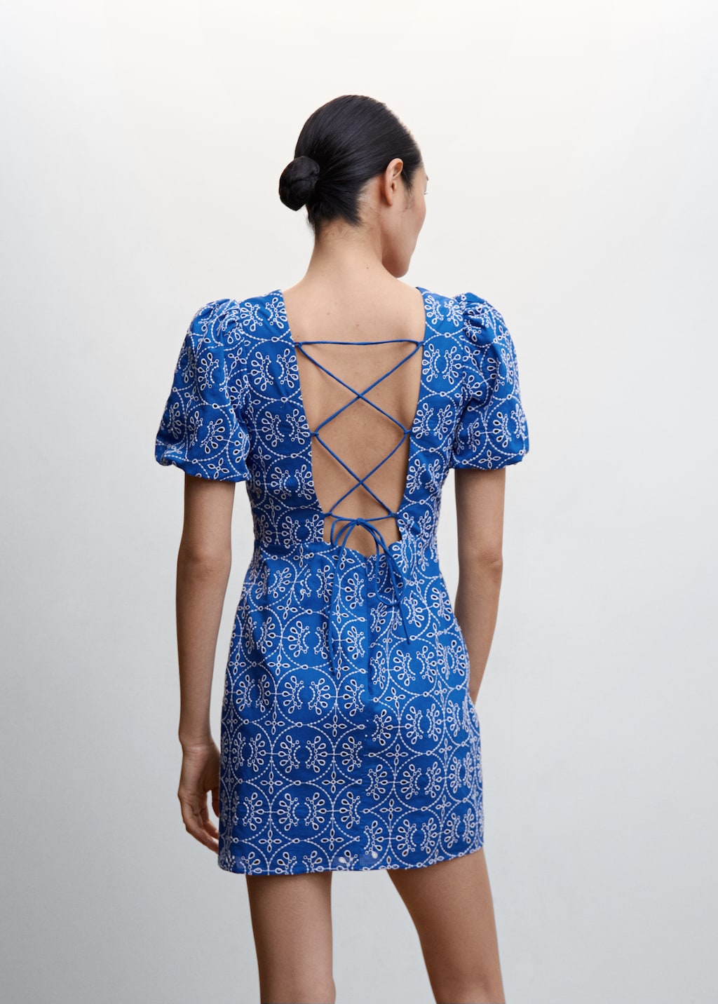 Robe brodee dos nu