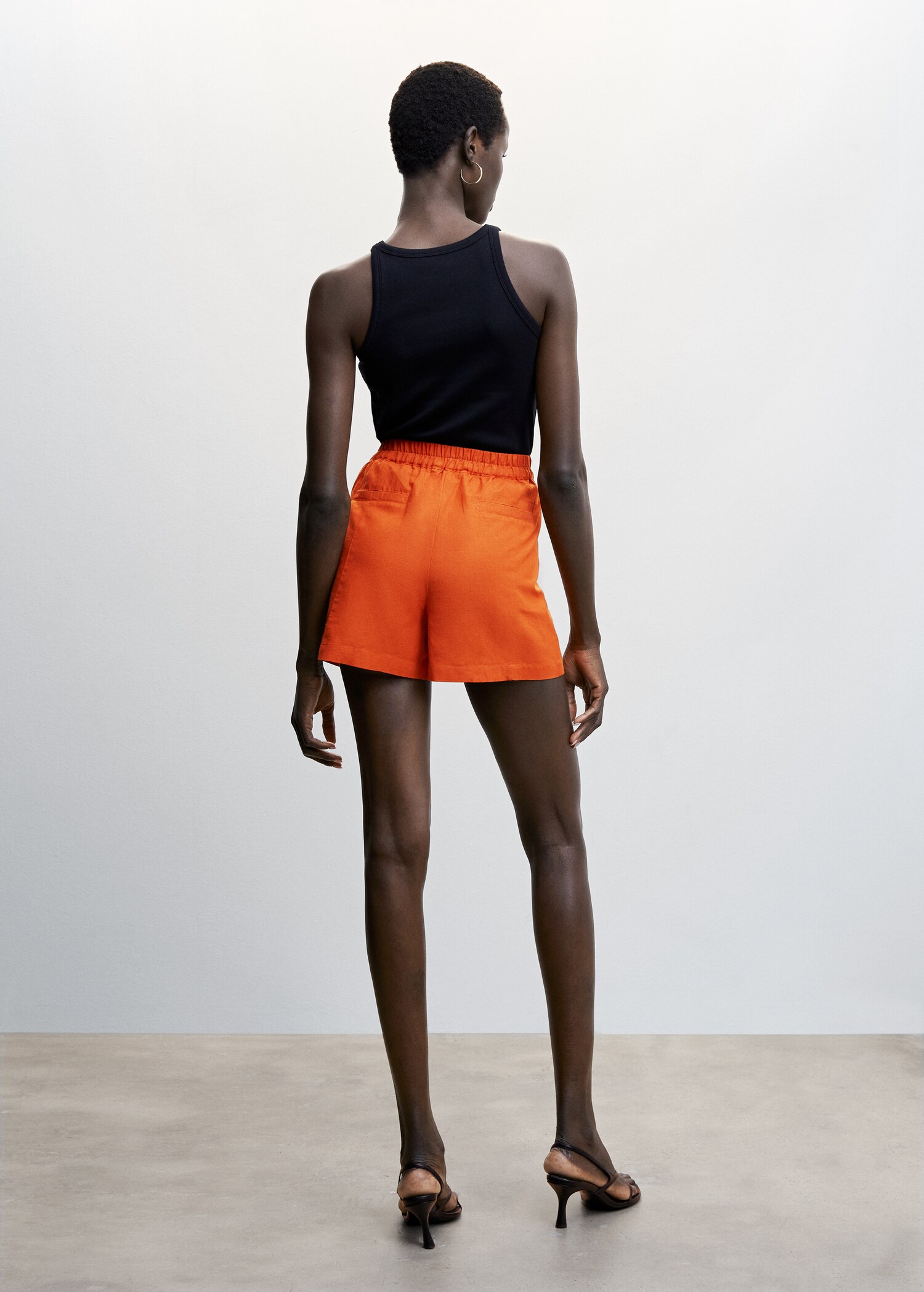 Linen shorts with pockets - Reverse of the article