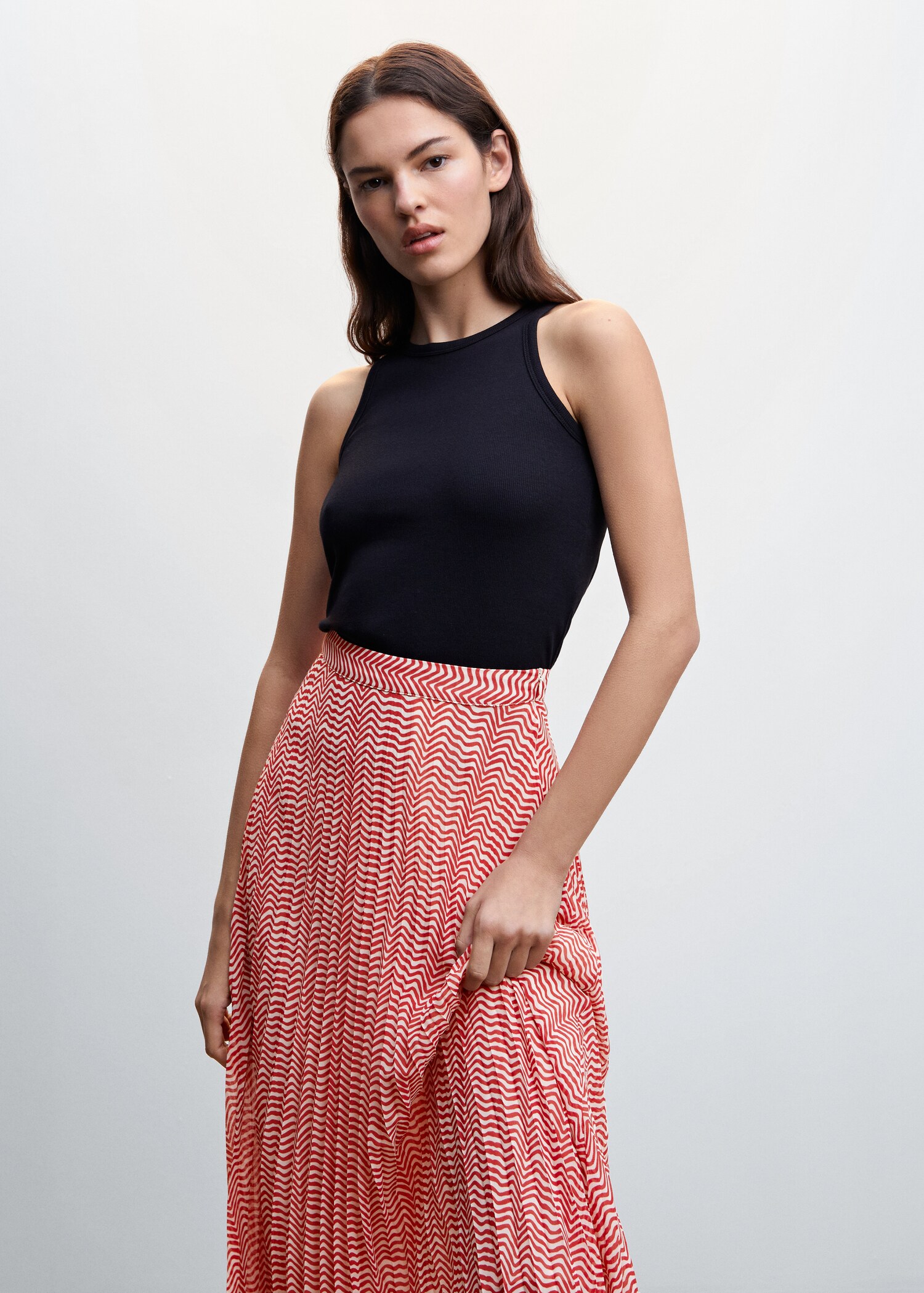 Falda plisada estampada - Plano medio