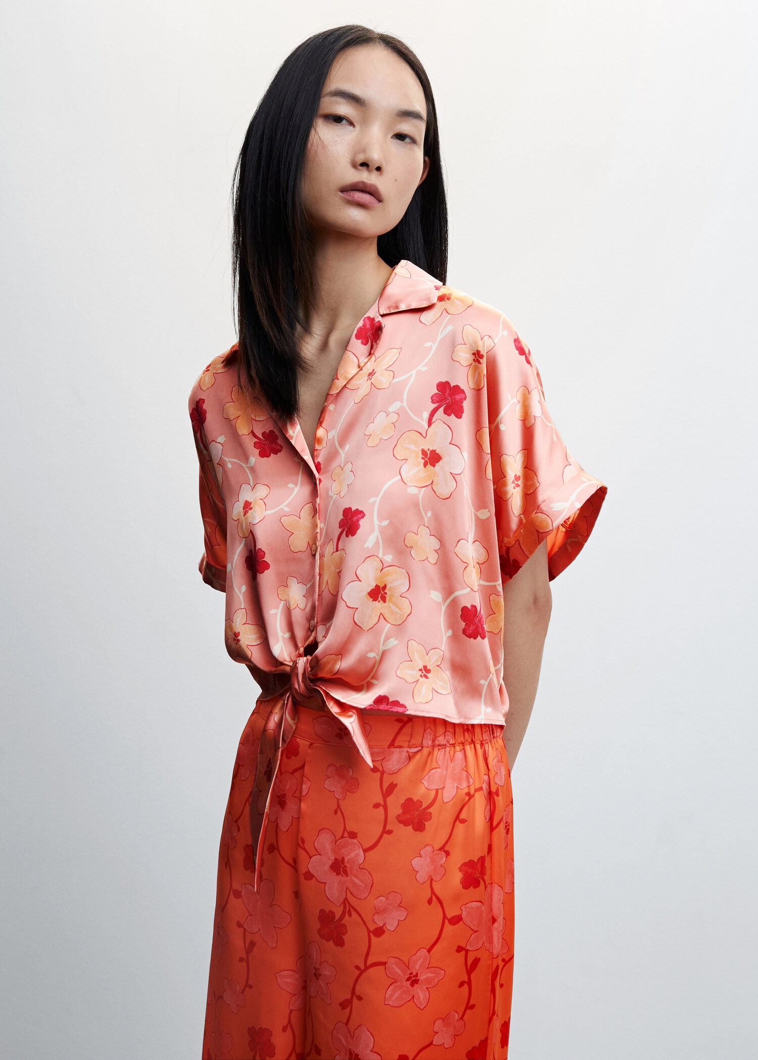 Floral satin blouse - Tampilan Sedang