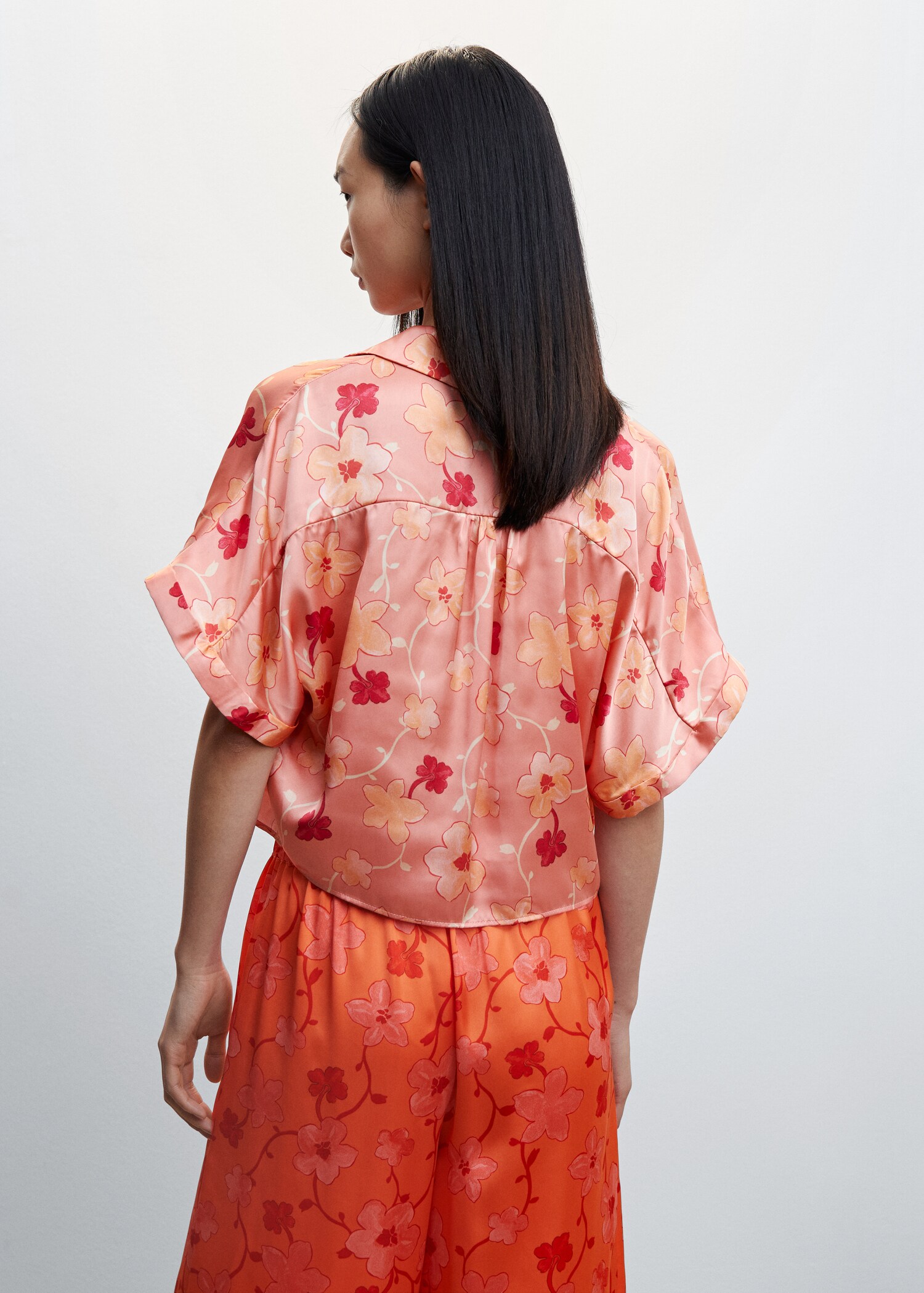 Floral satin blouse - Versi terbalik dari barang