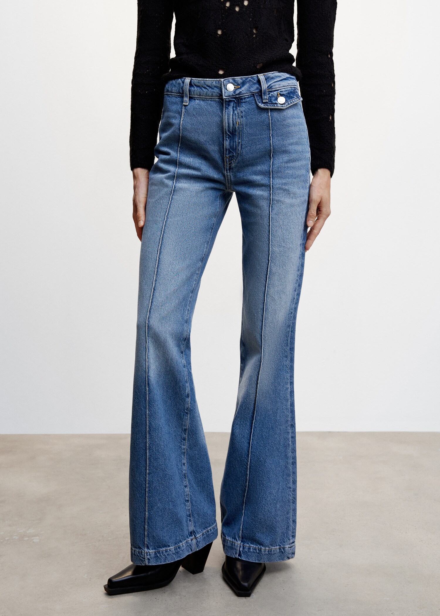Jeans flare tiro alto costuras - Plano medio