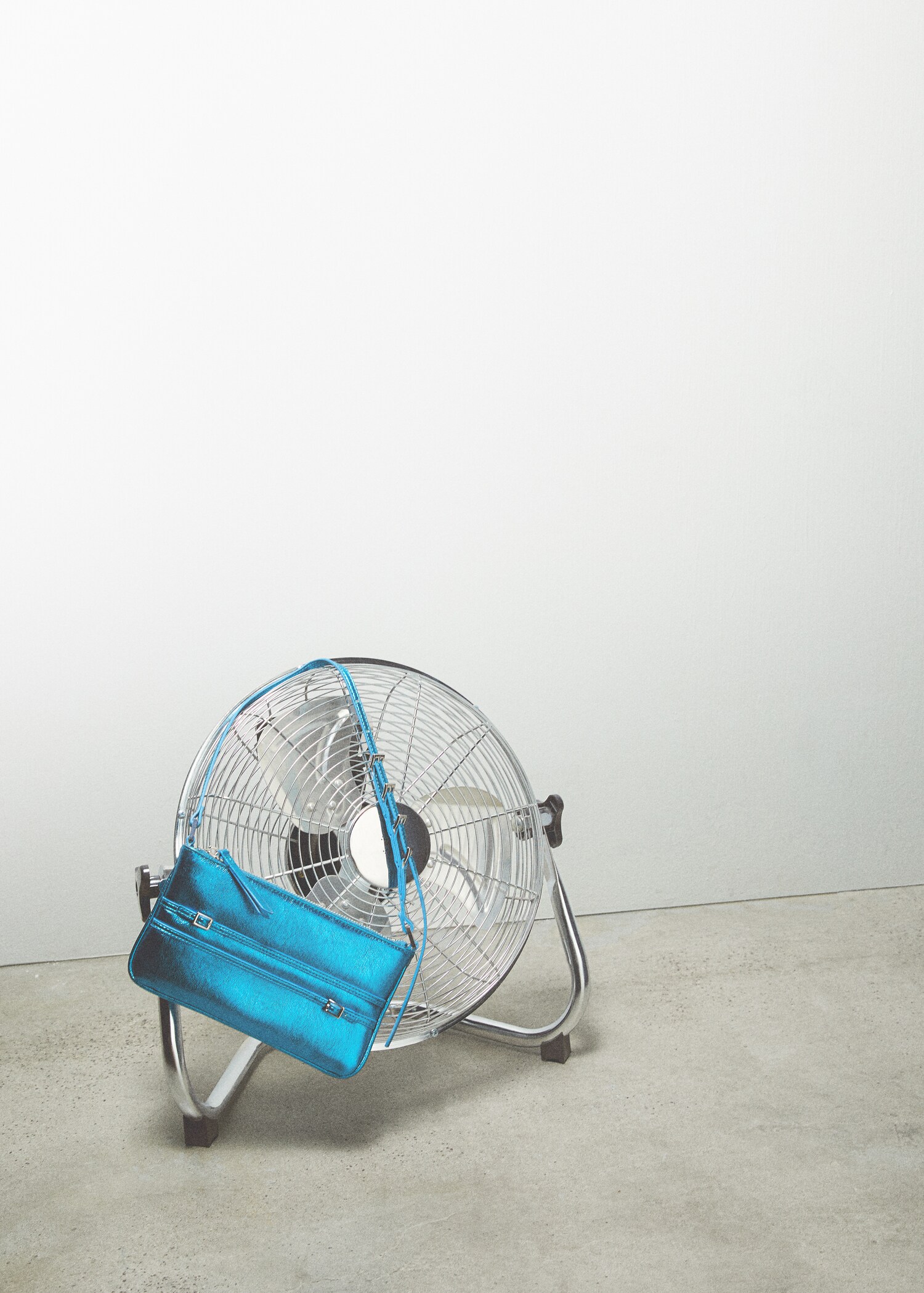 Metallic bag with buckles - Details of the article 7