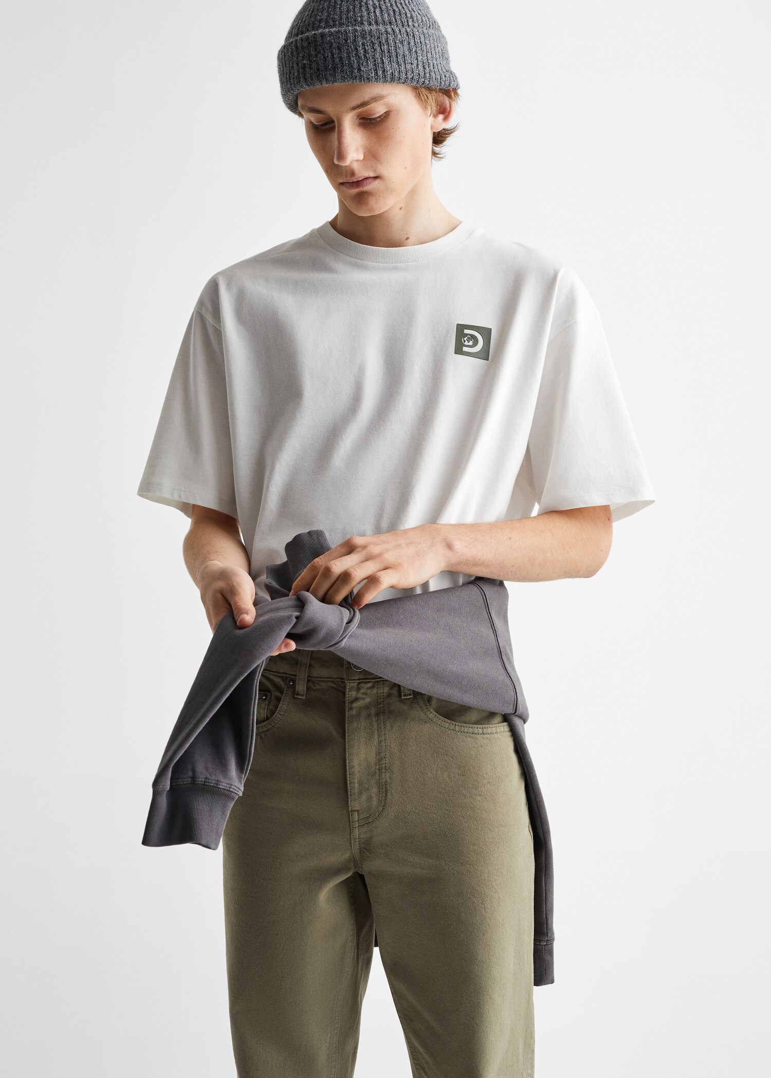 Straight jeans with decorative rips - Medium plane