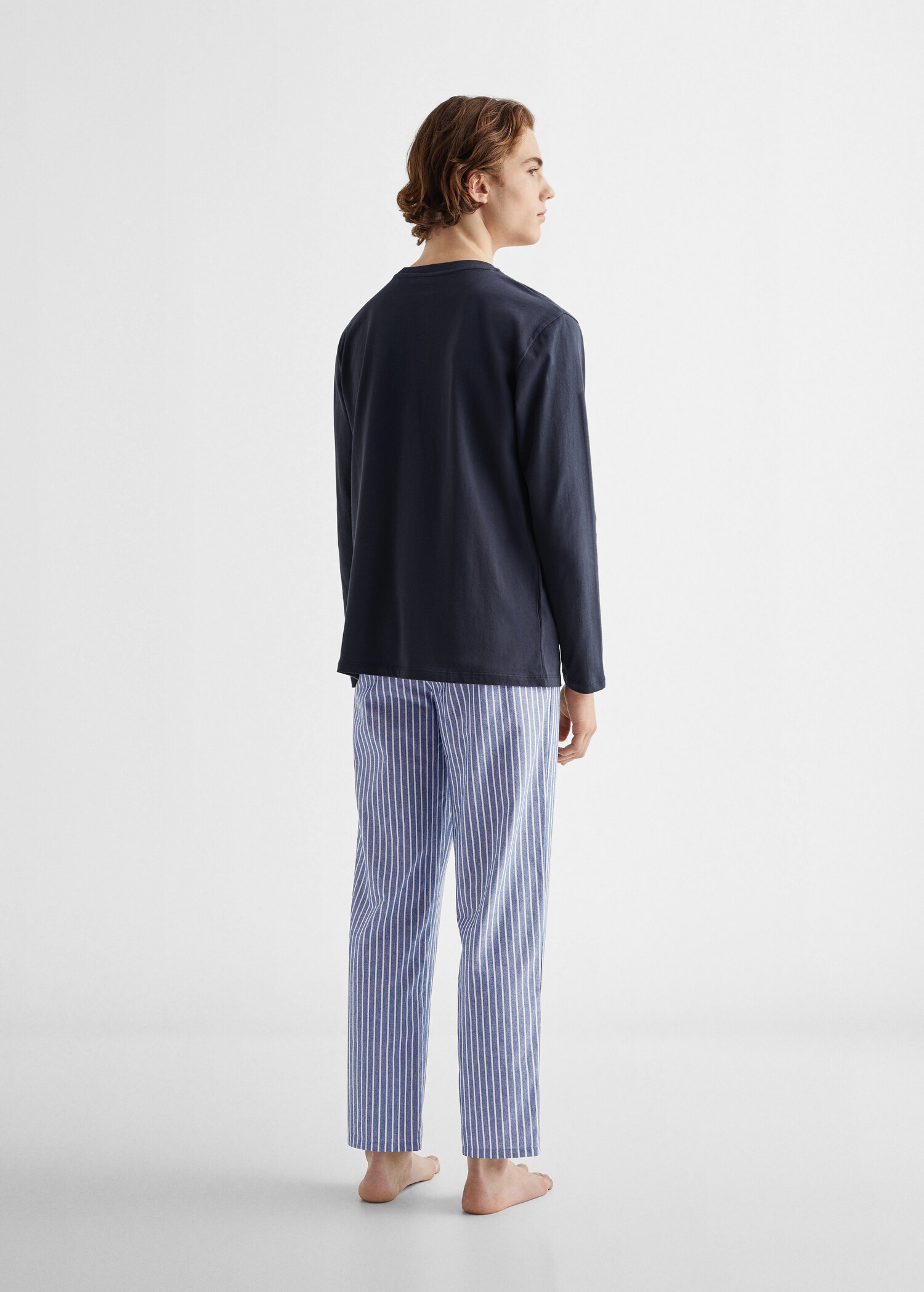 Langer Pyjama mit Streifen - Rückseite des Artikels