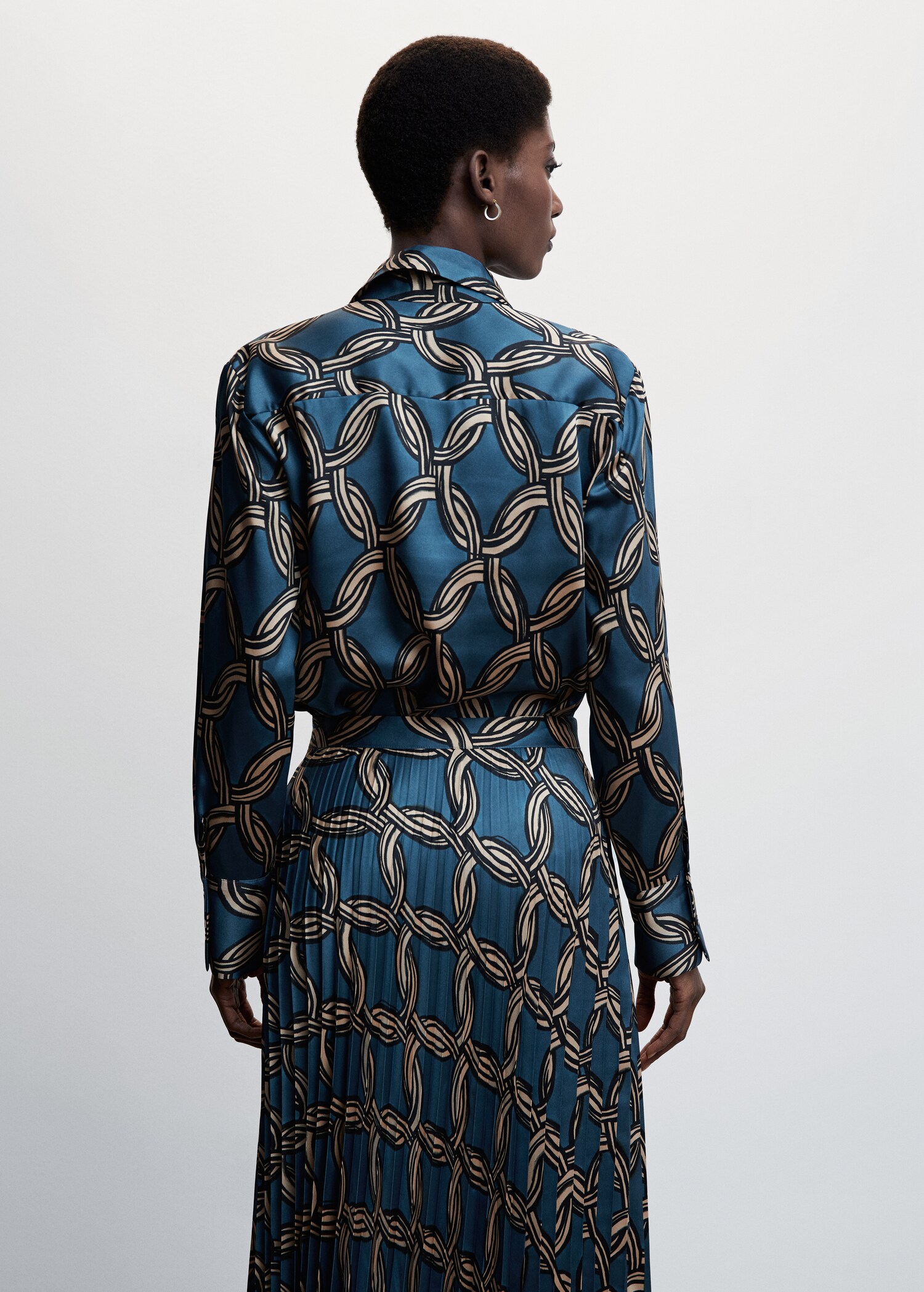 Bluse mit geometrischem Muster - Rückseite des Artikels