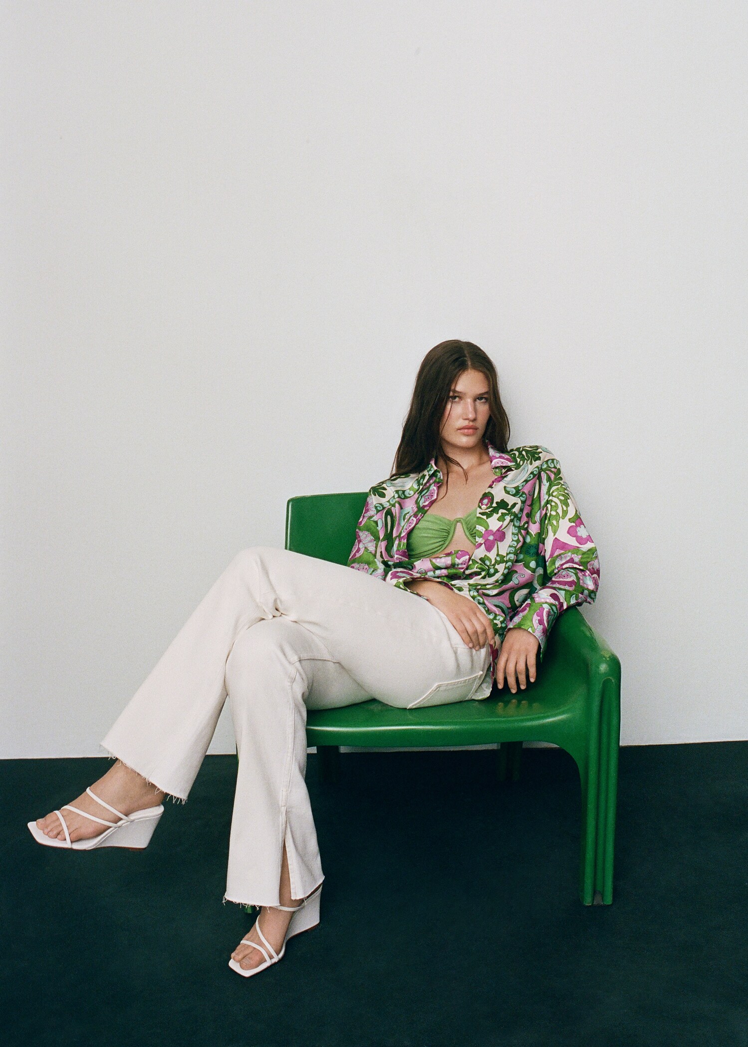 Medium-rise straight jeans with slits - Details of the article 7