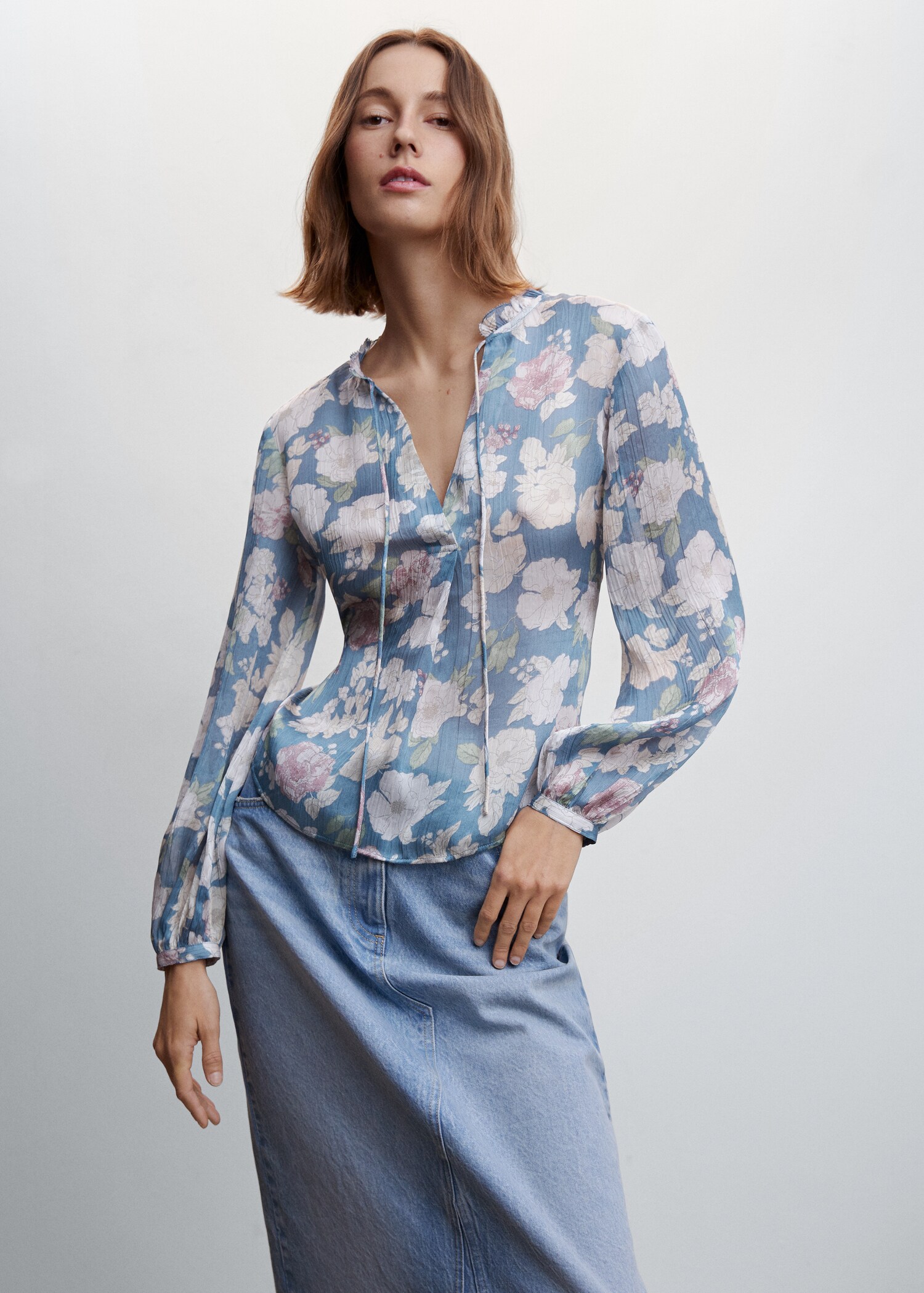 Florale Bluse mit Schleife - Mittlere Ansicht