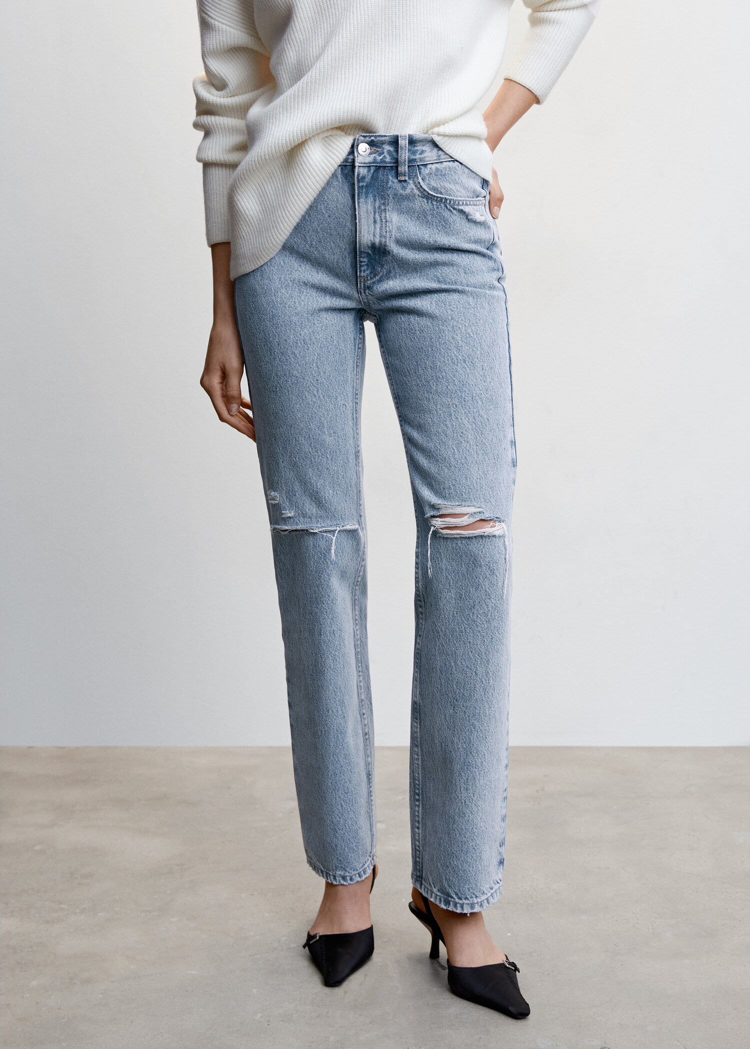 Jeans rectos rotos decorativos - Plano medio