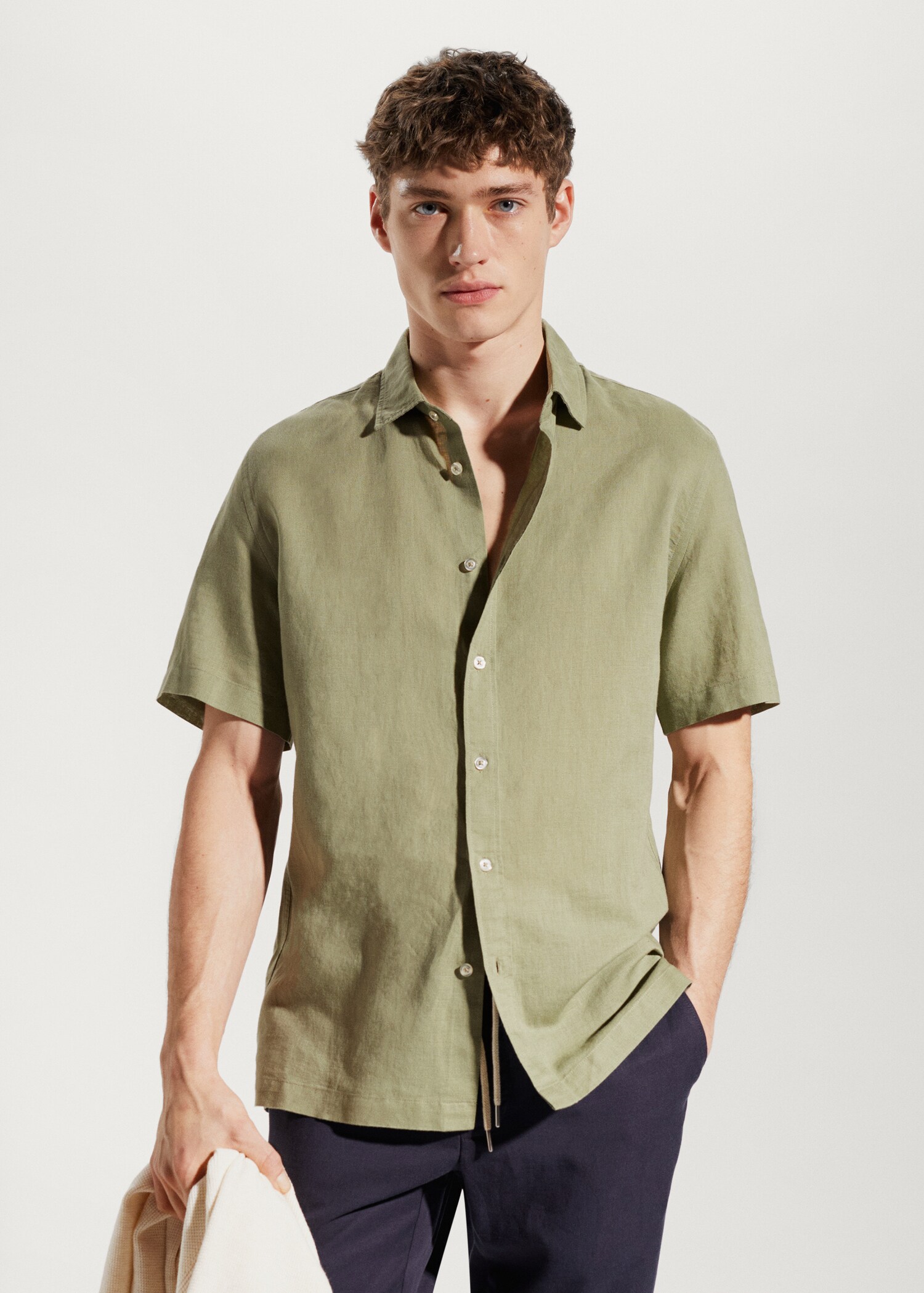 Camisa 100% lino manga corta - Plano medio