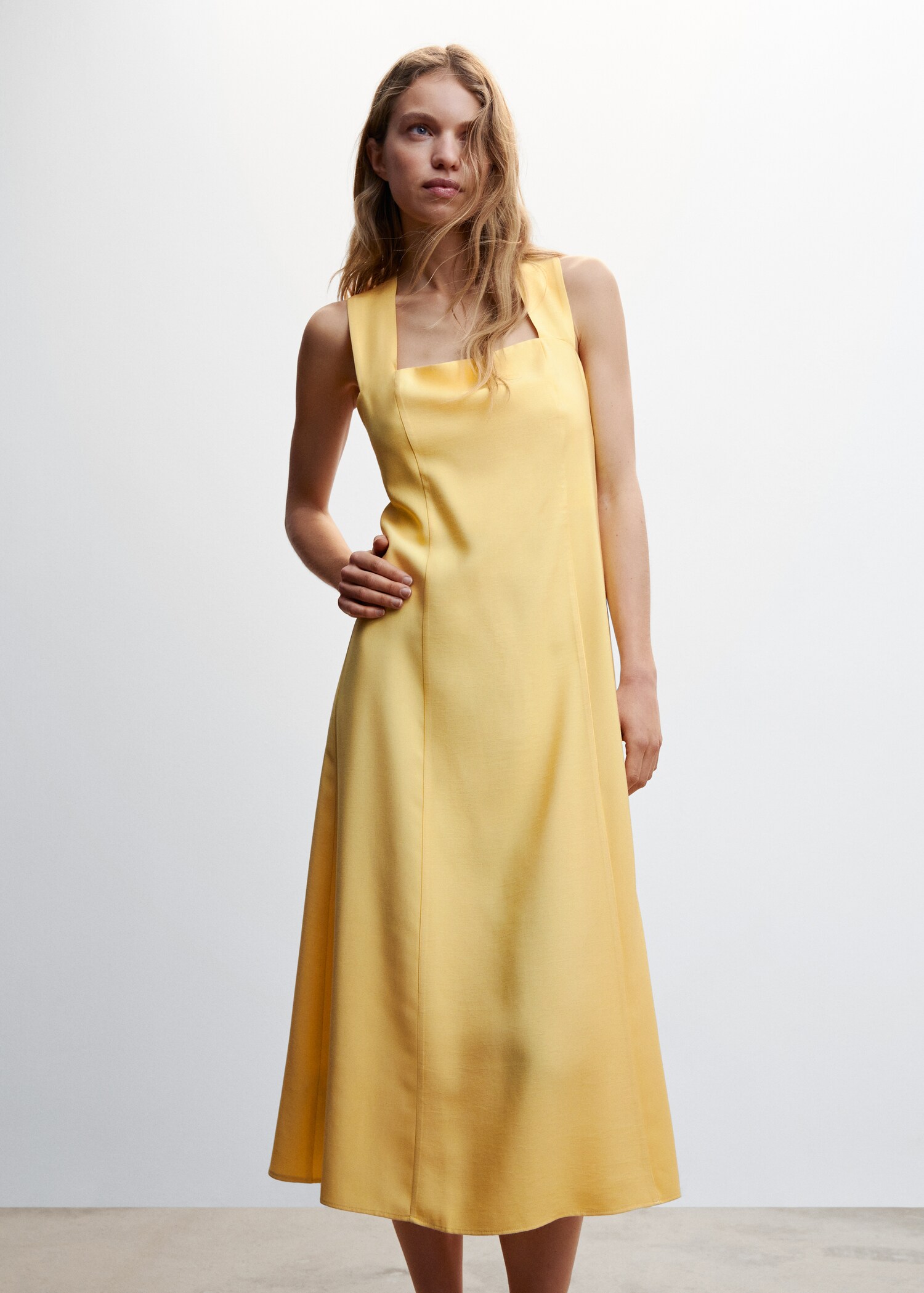 Vestido tirantes cruzados - Plano medio
