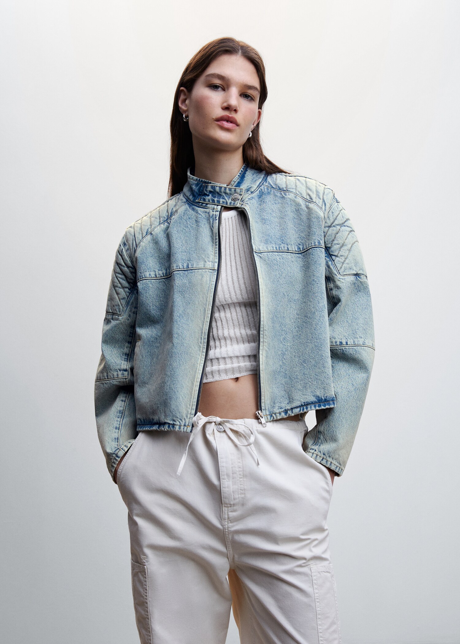 Denimjakke i biker-stil - Halvtotal bildeutsnitt