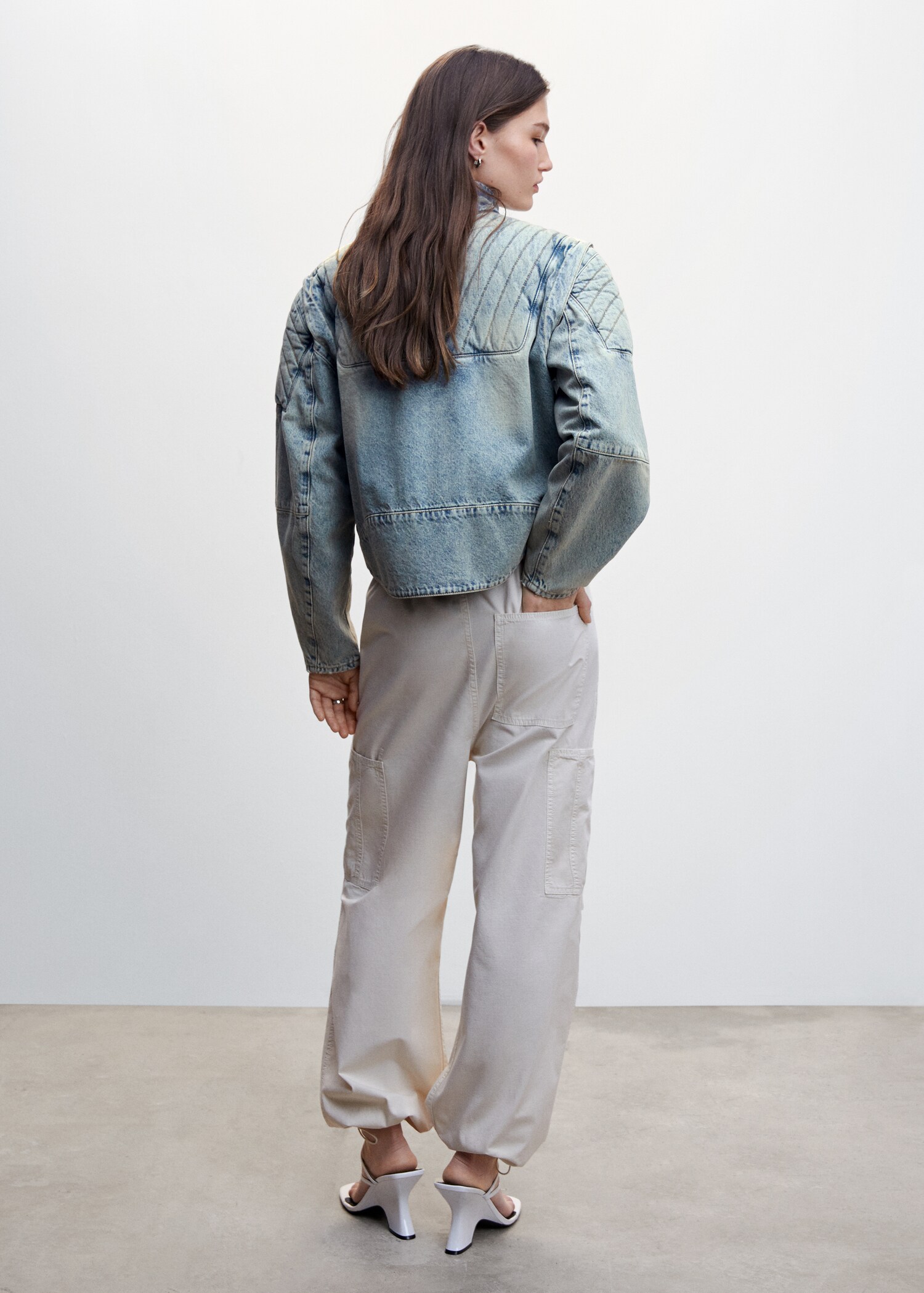 Denimjakke i biker-stil - Baksiden av artikkelen