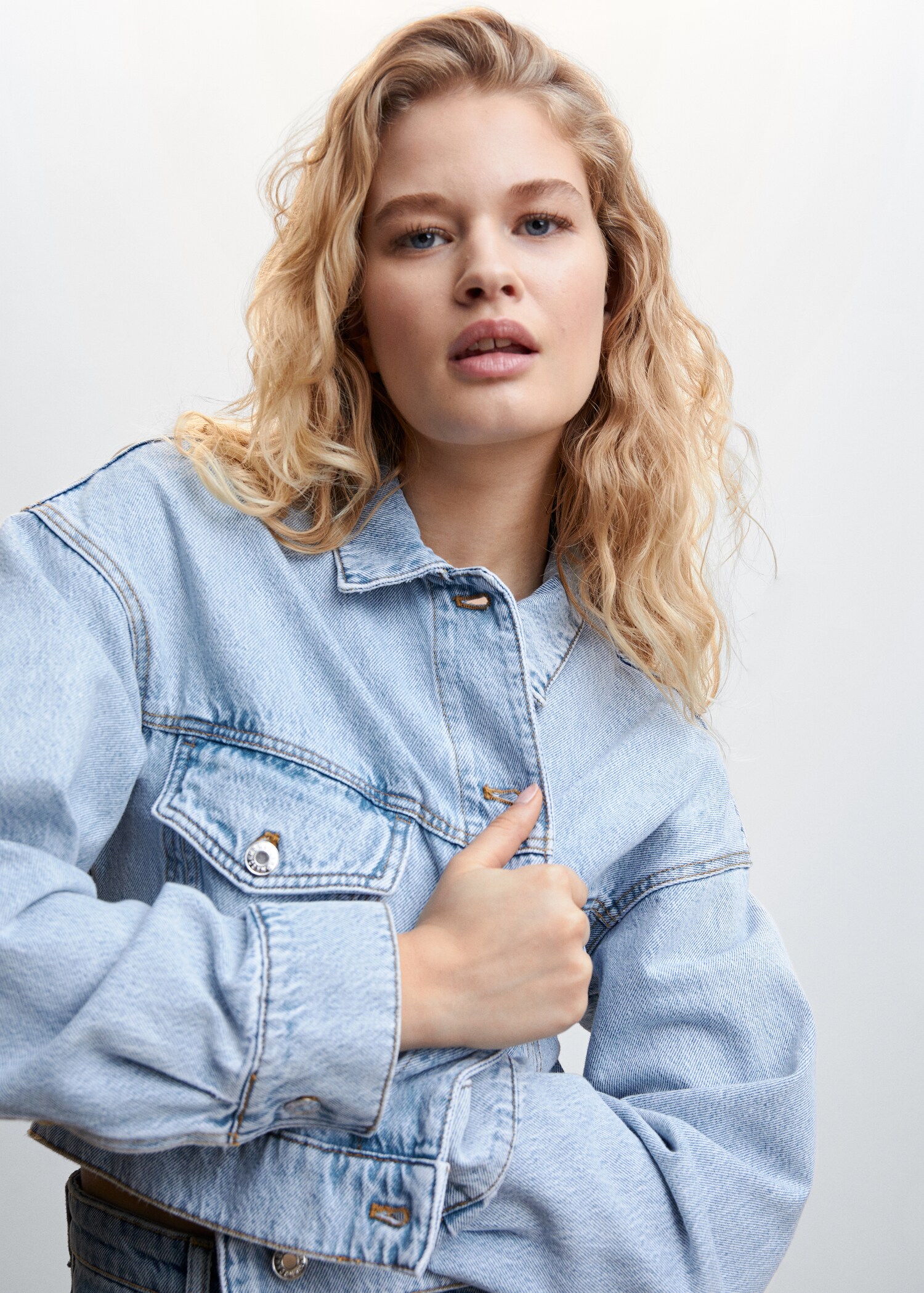 Cropped denim jacket - Details of the article 1