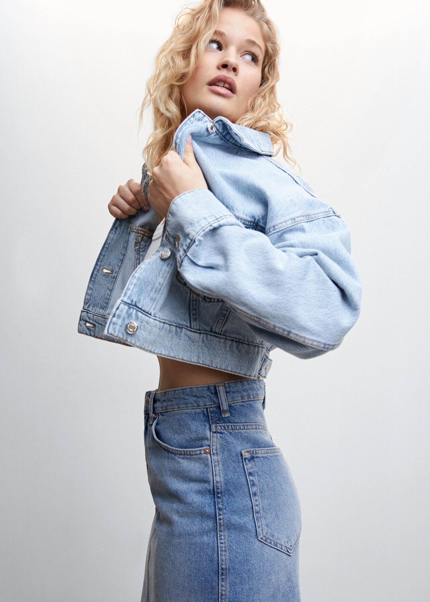 Cropped denim jacket - Details of the article 4